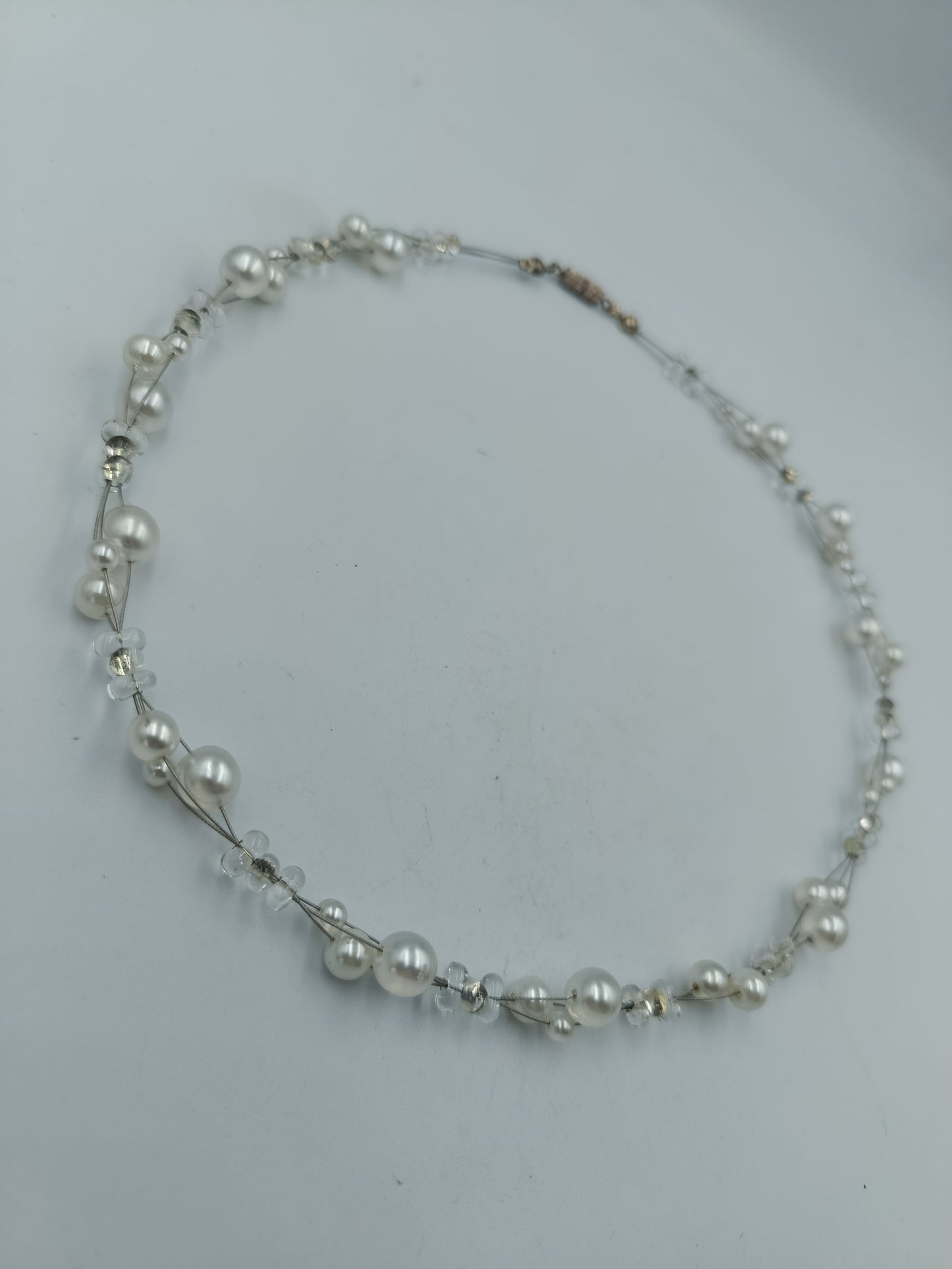 elegante Perlenkette mit Kristallakzenten