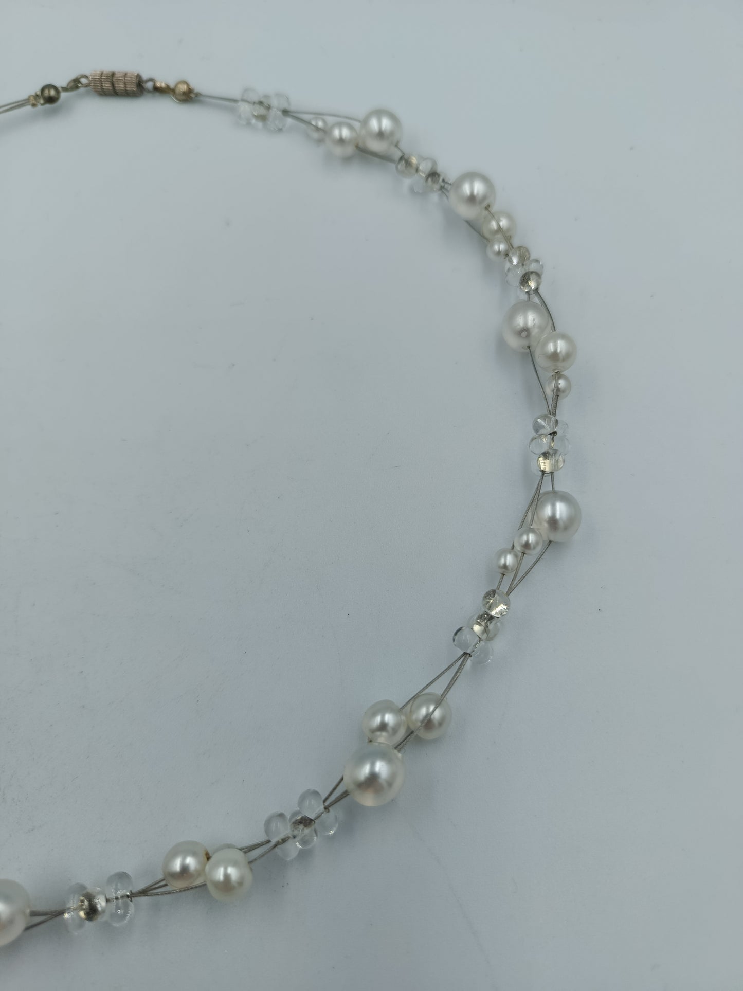 elegante Perlenkette mit Kristallakzenten