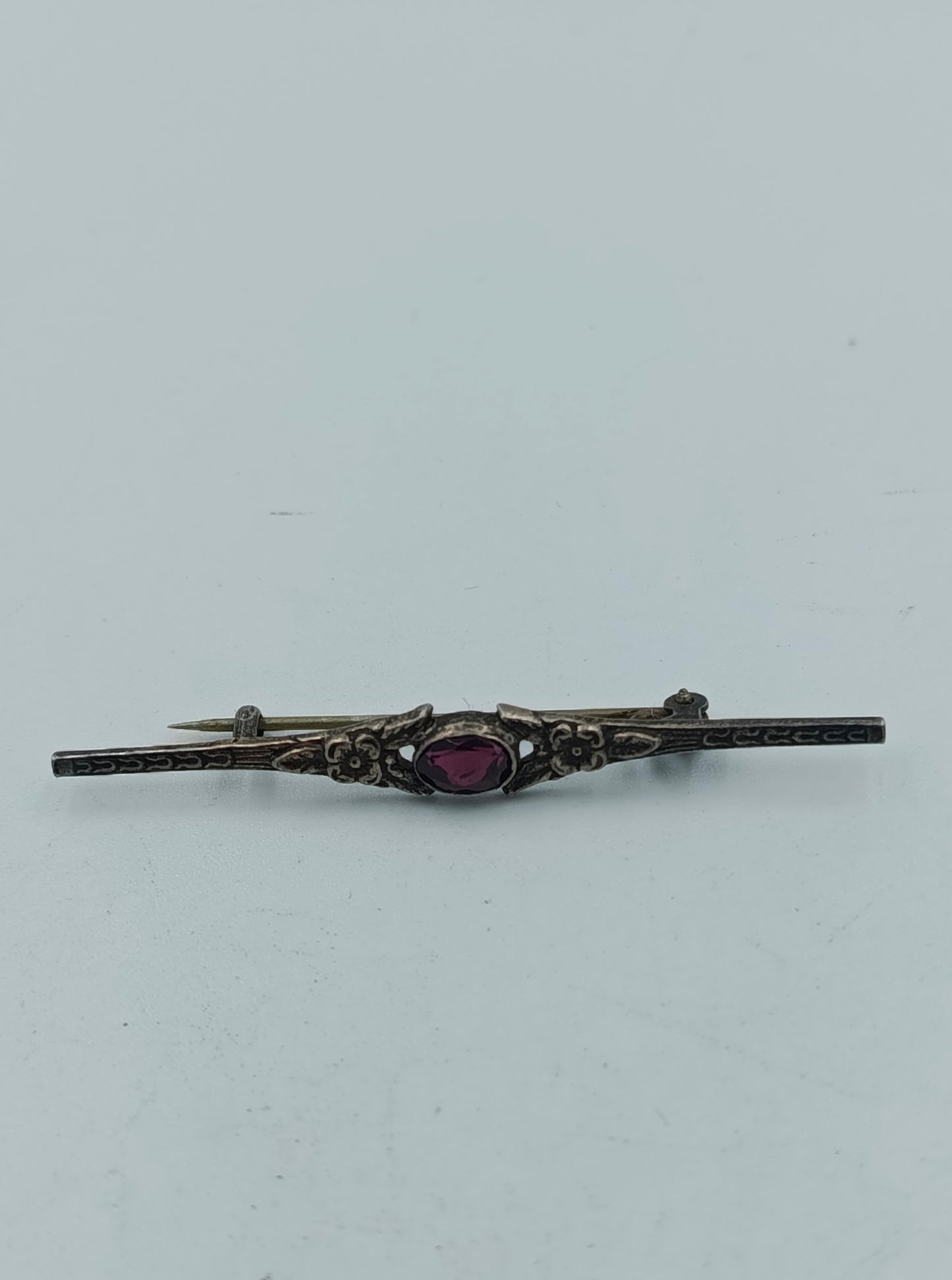 Antike Silberbrosche mit rotem Stein