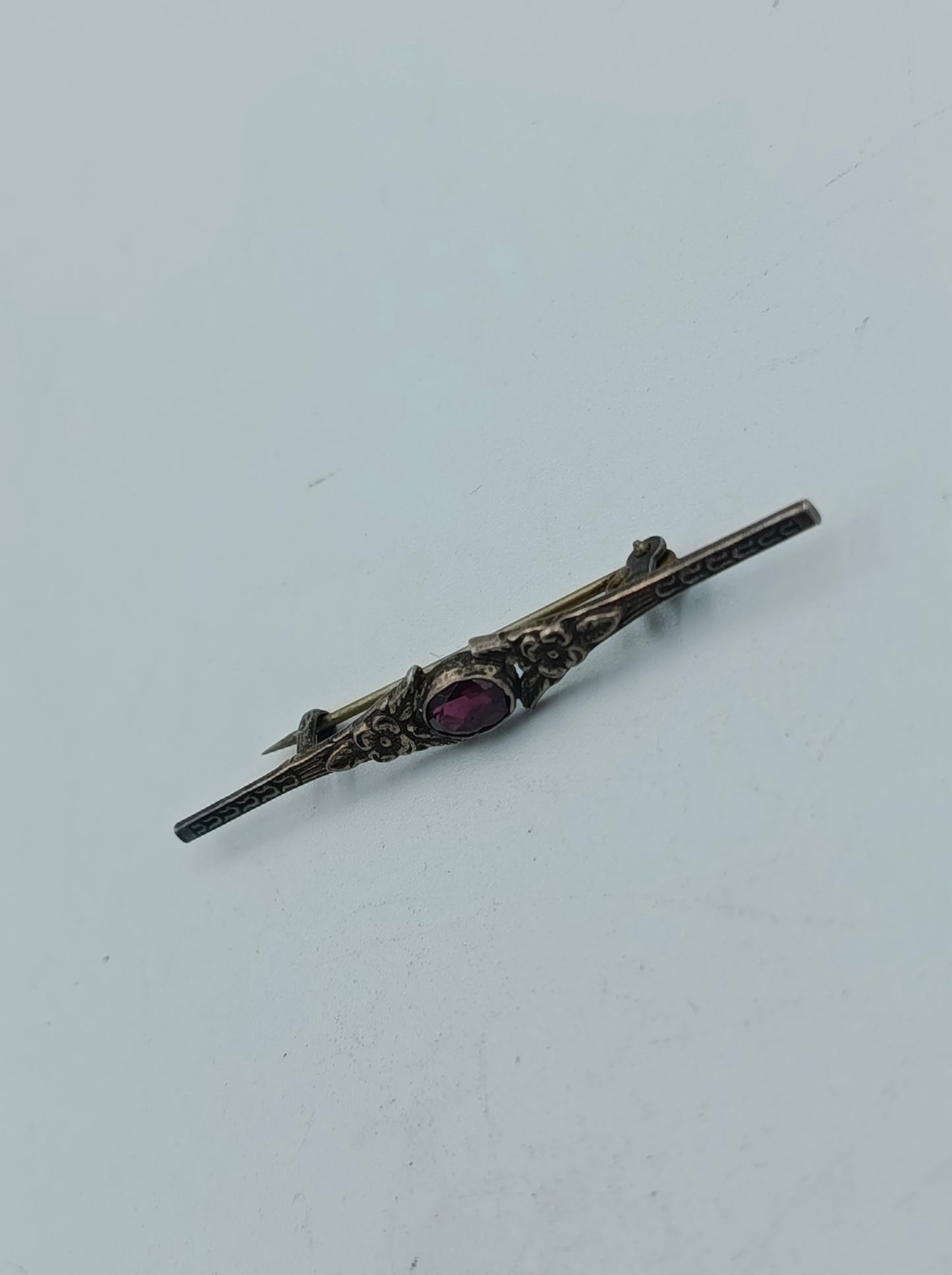 Antike Silberbrosche mit rotem Stein