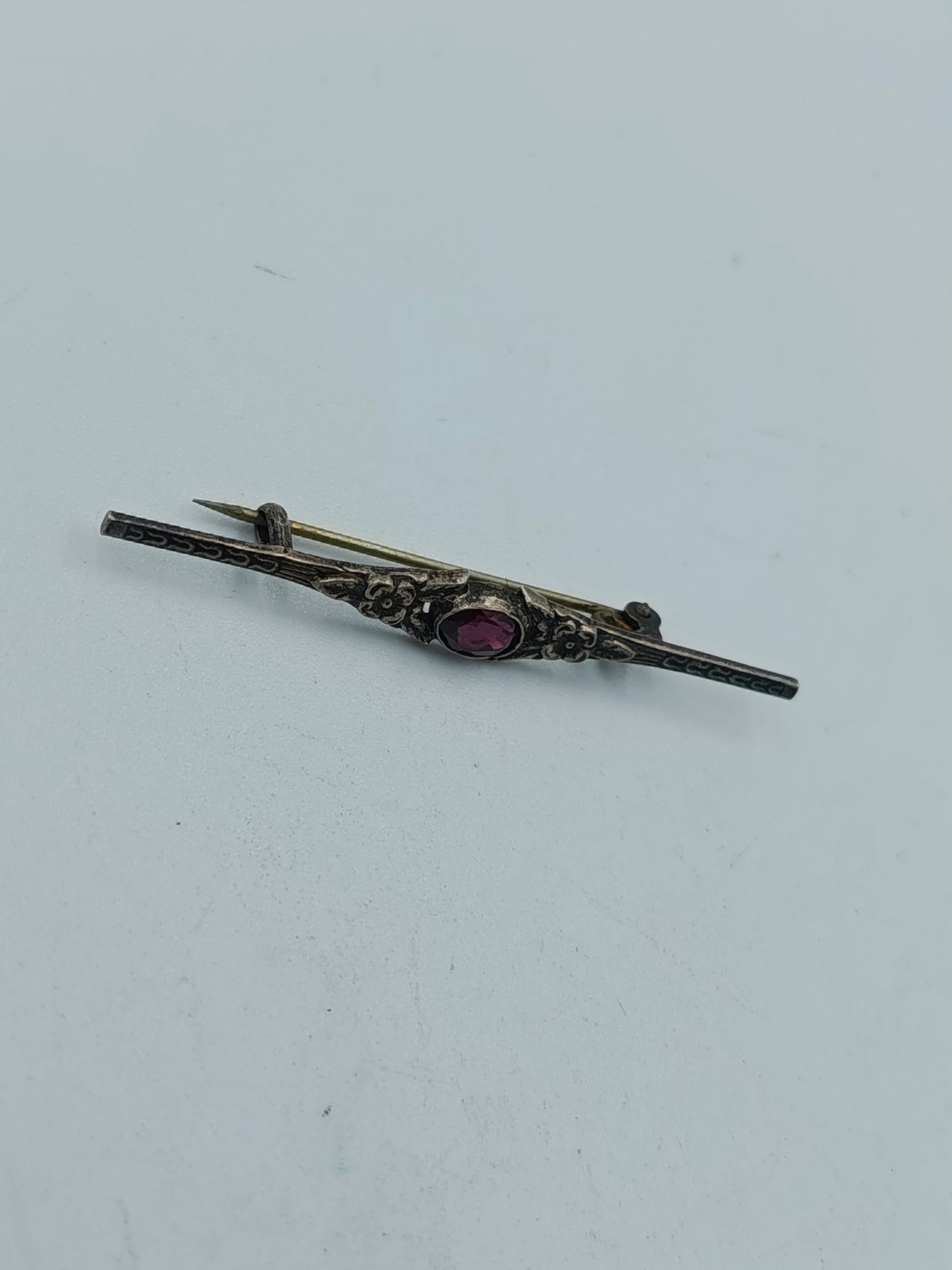 Antike Silberbrosche mit rotem Stein