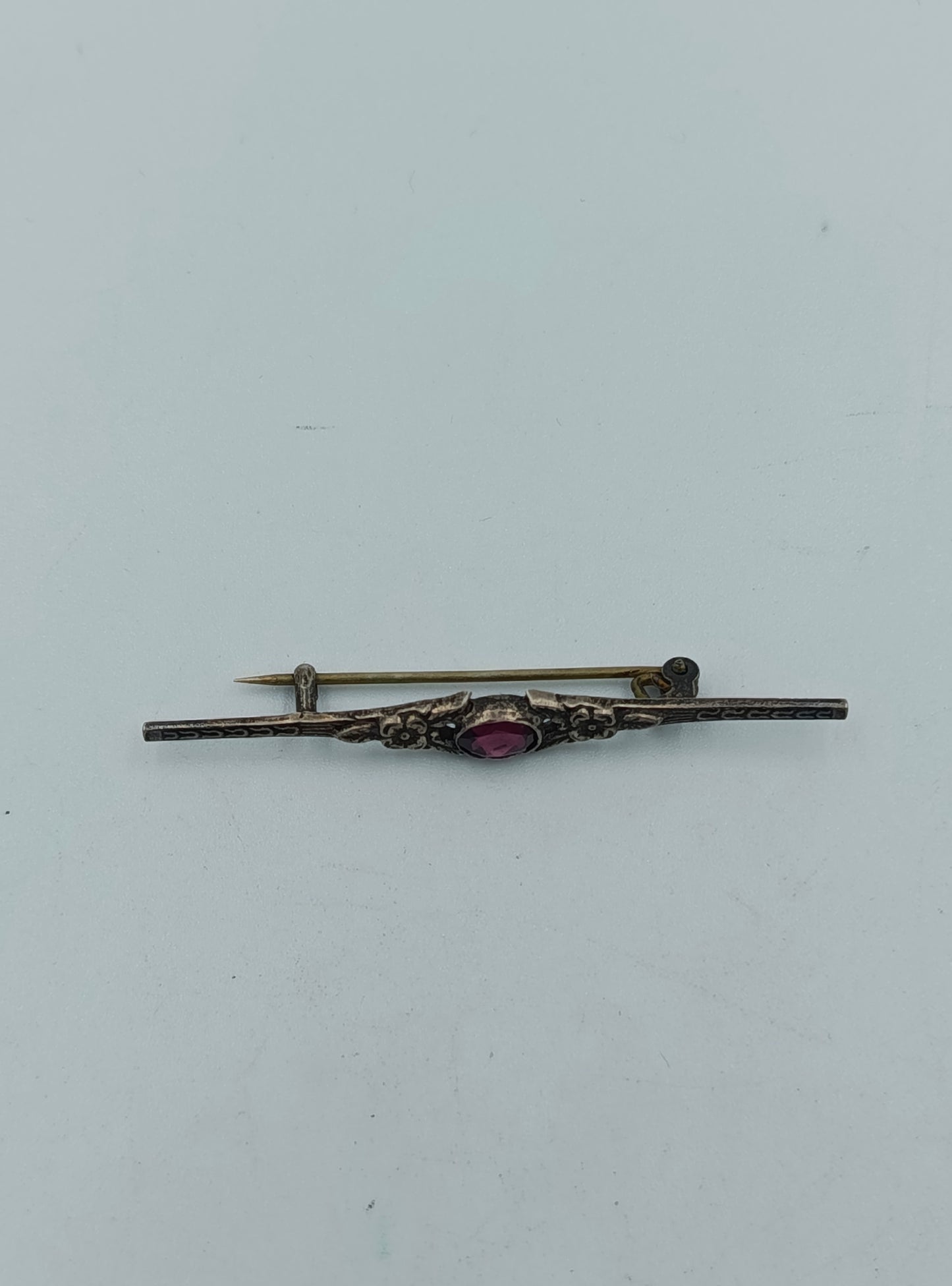 Antike Silberbrosche mit rotem Stein