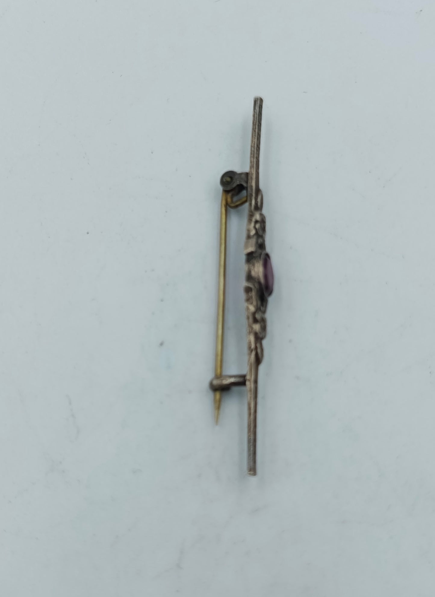 Antike Silberbrosche mit rotem Stein