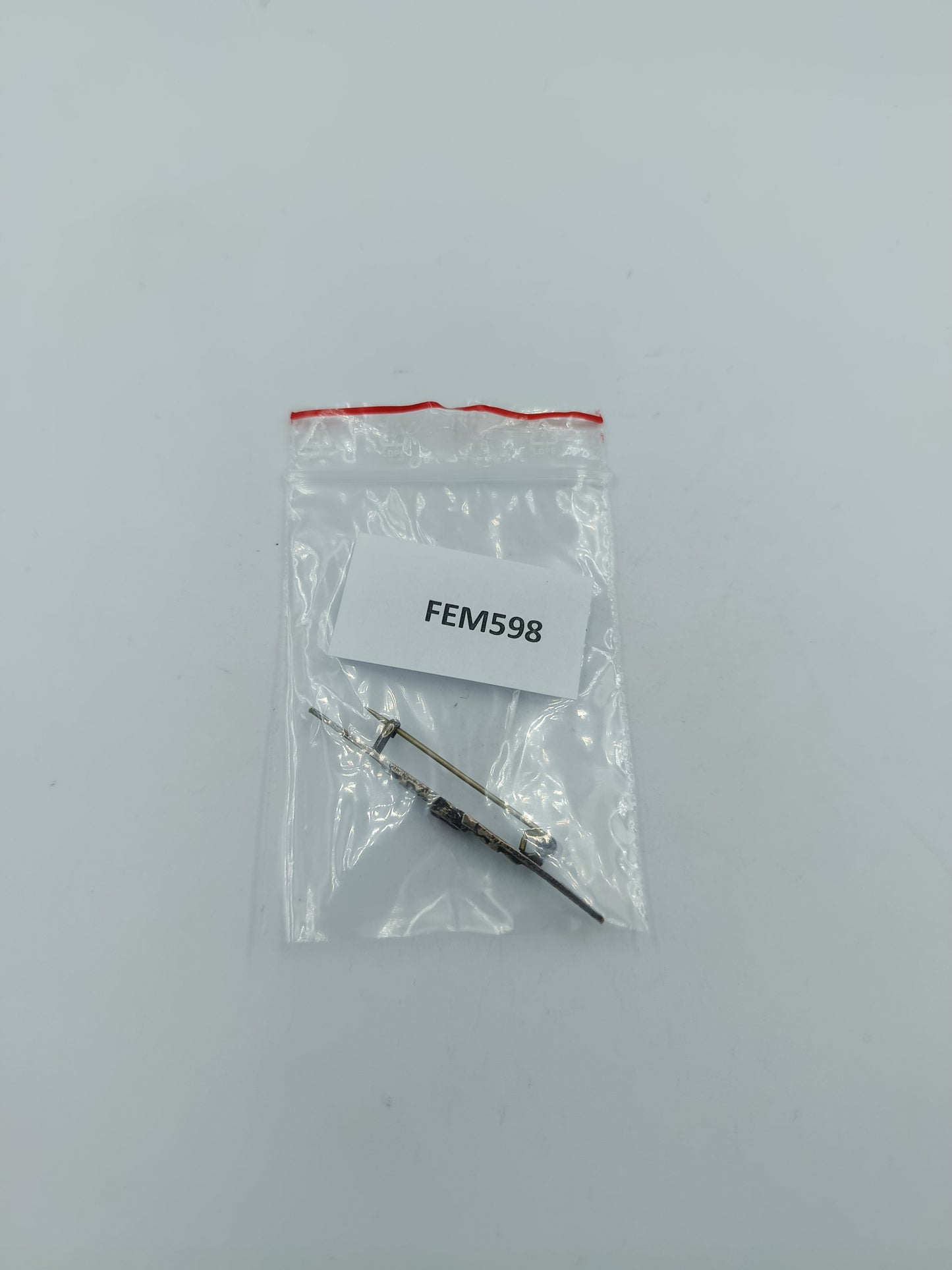 Antike Silberbrosche mit rotem Stein