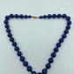 Halskette mit blauen Rundperlen