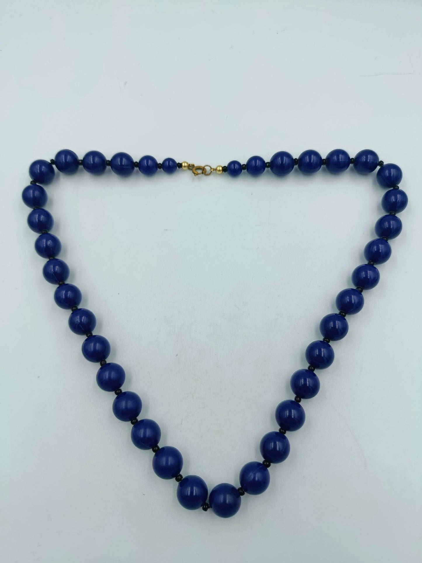 Halskette mit blauen Rundperlen