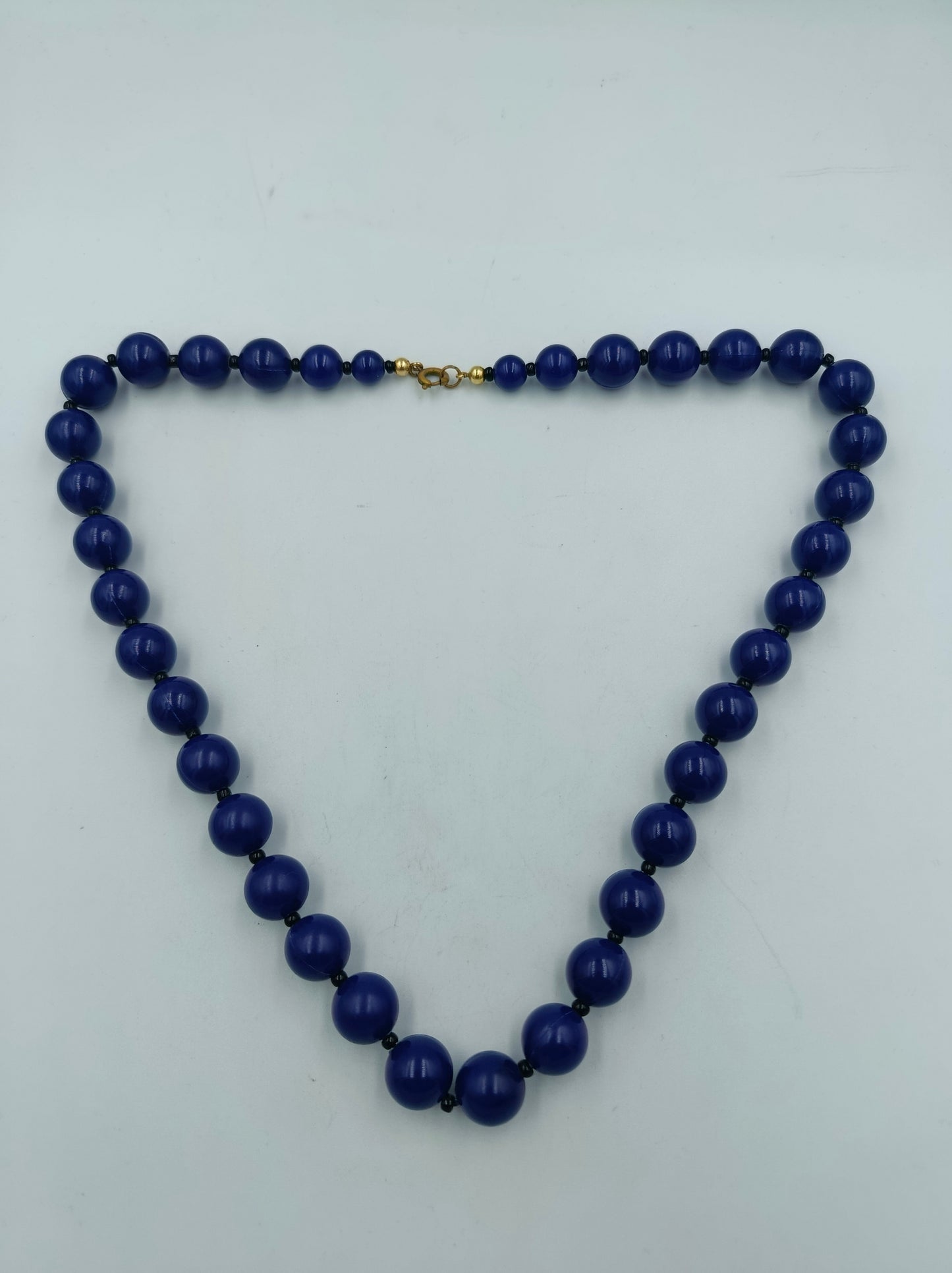 Halskette mit blauen Rundperlen