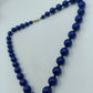 Halskette mit blauen Rundperlen