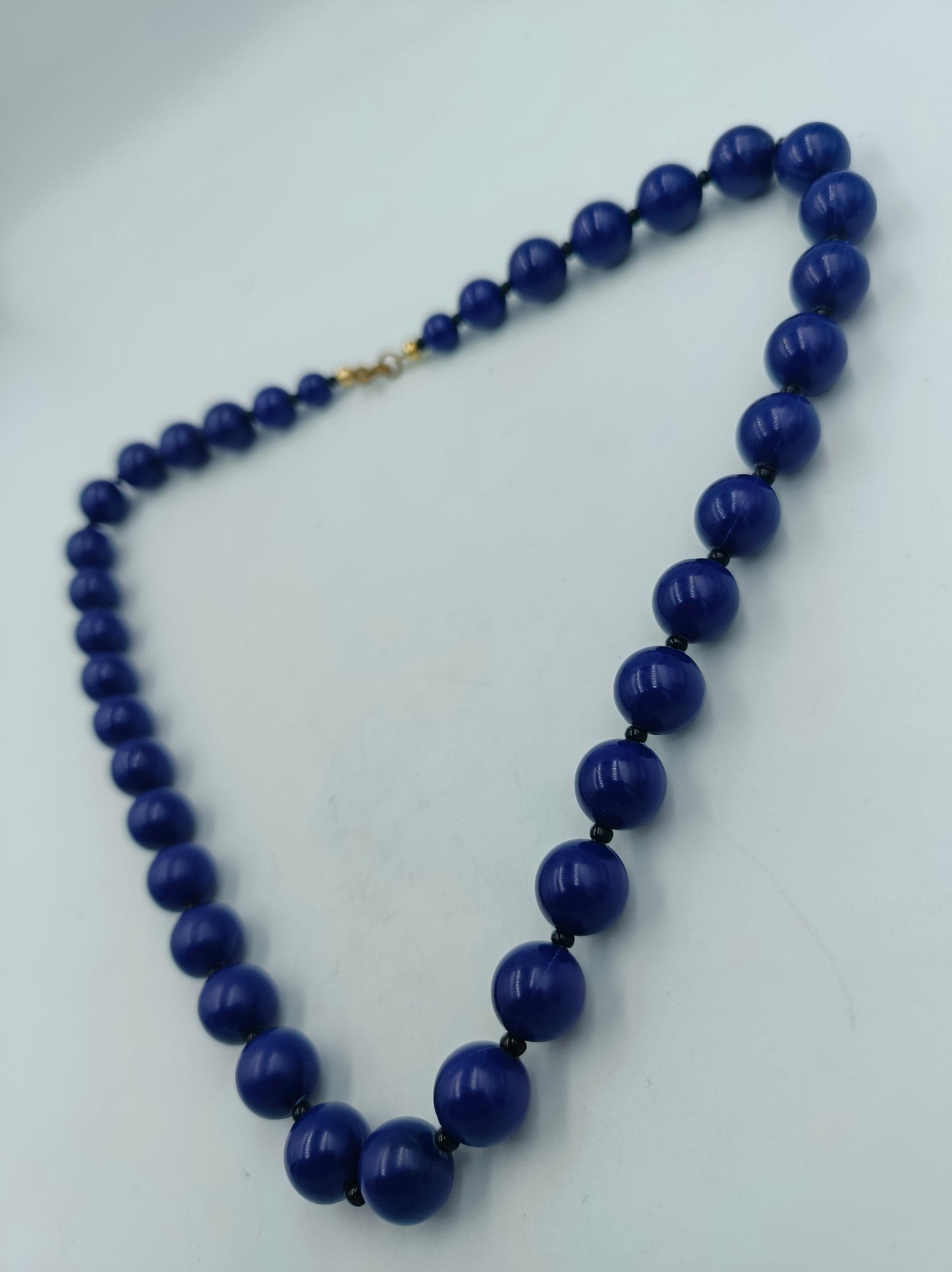 Halskette mit blauen Rundperlen