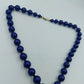 Halskette mit blauen Rundperlen