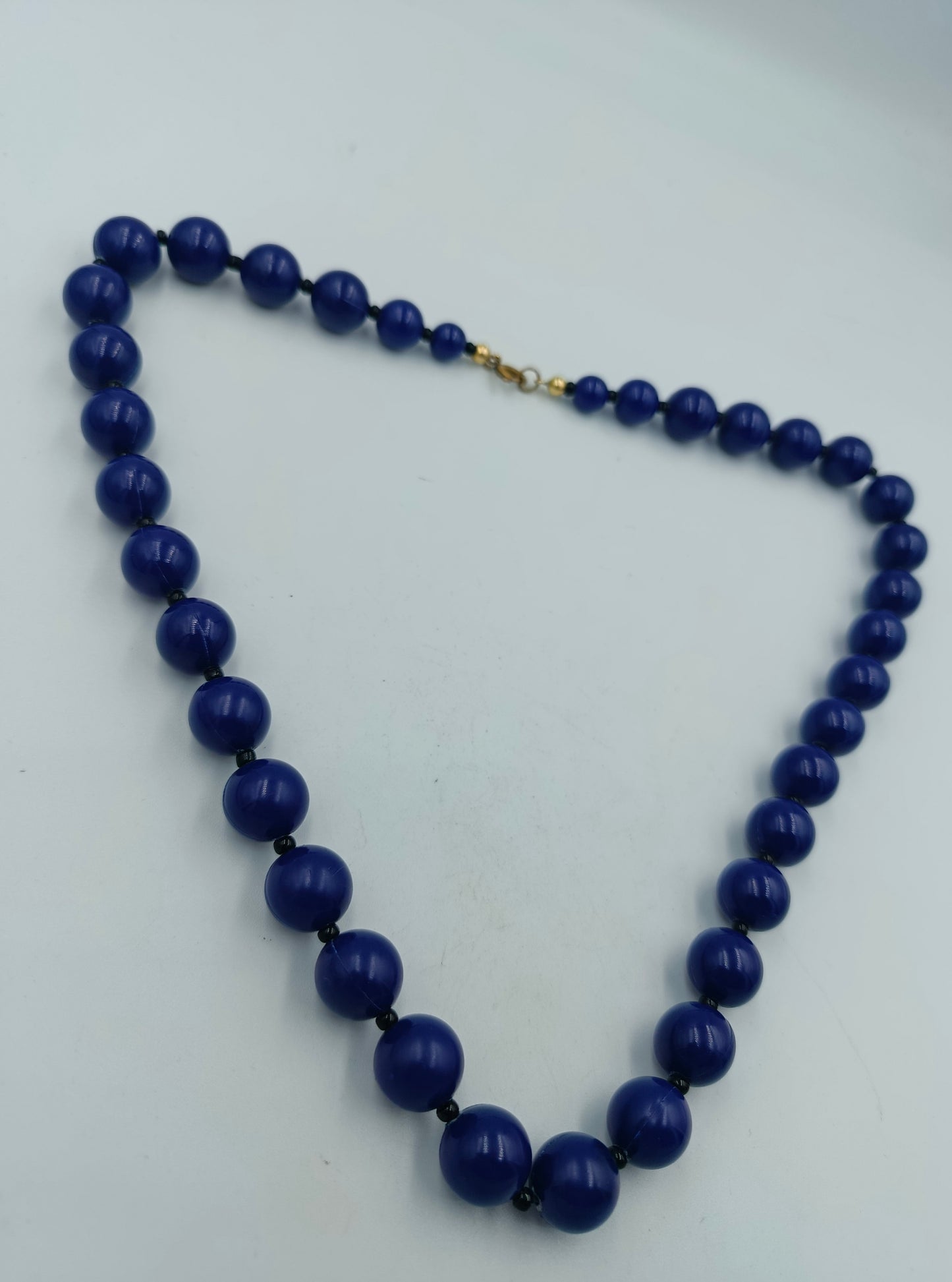 Halskette mit blauen Rundperlen