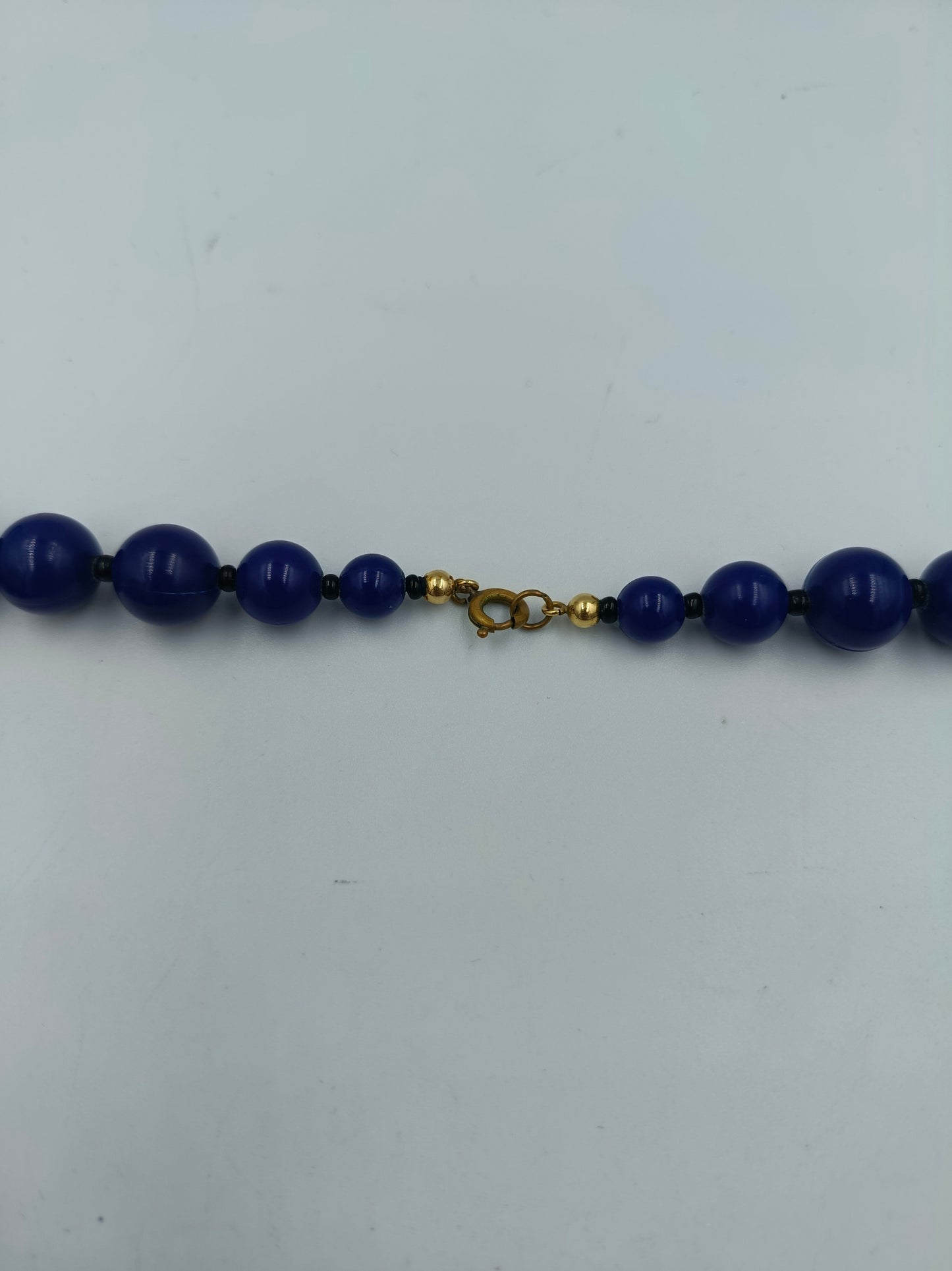 Halskette mit blauen Rundperlen