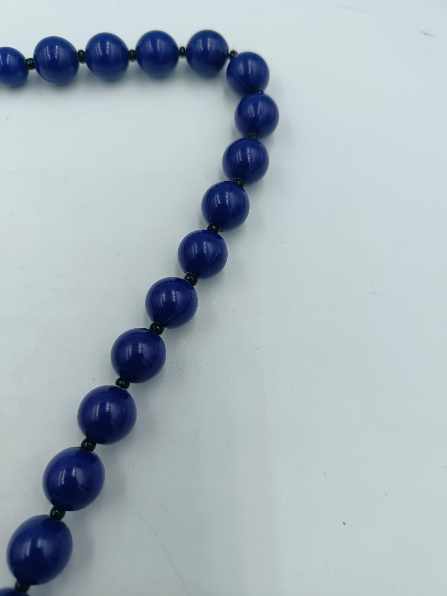 Halskette mit blauen Rundperlen