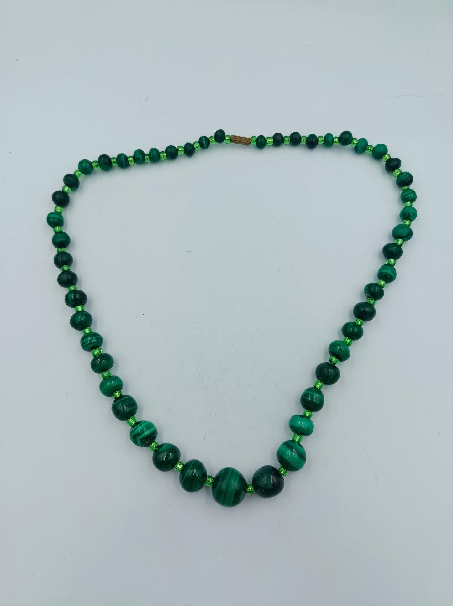 Grüne Perlenkette mit Farbverlauf