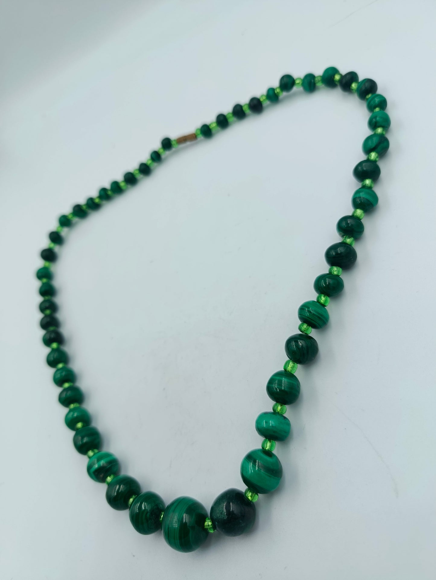 Grüne Perlenkette mit Farbverlauf