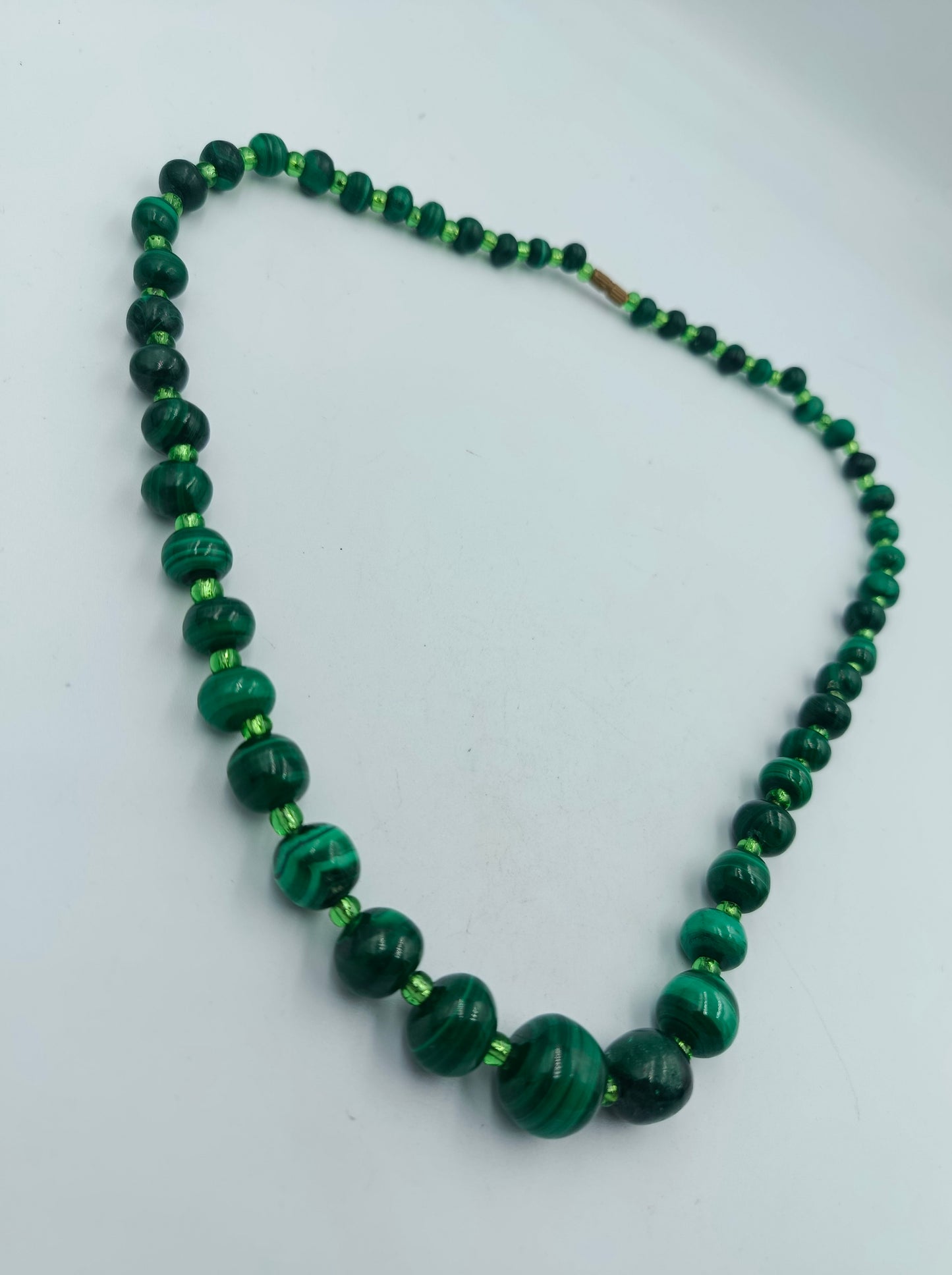 Grüne Perlenkette mit Farbverlauf