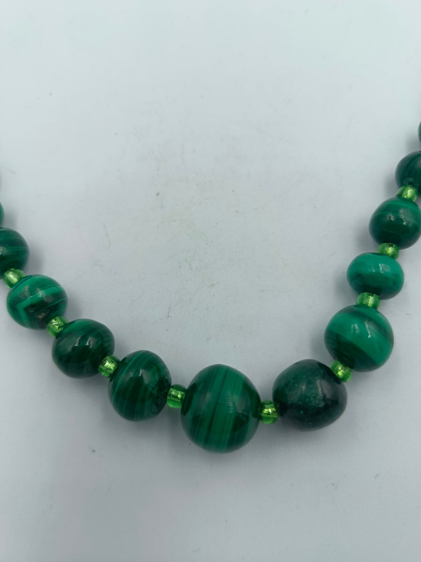 Grüne Perlenkette mit Farbverlauf