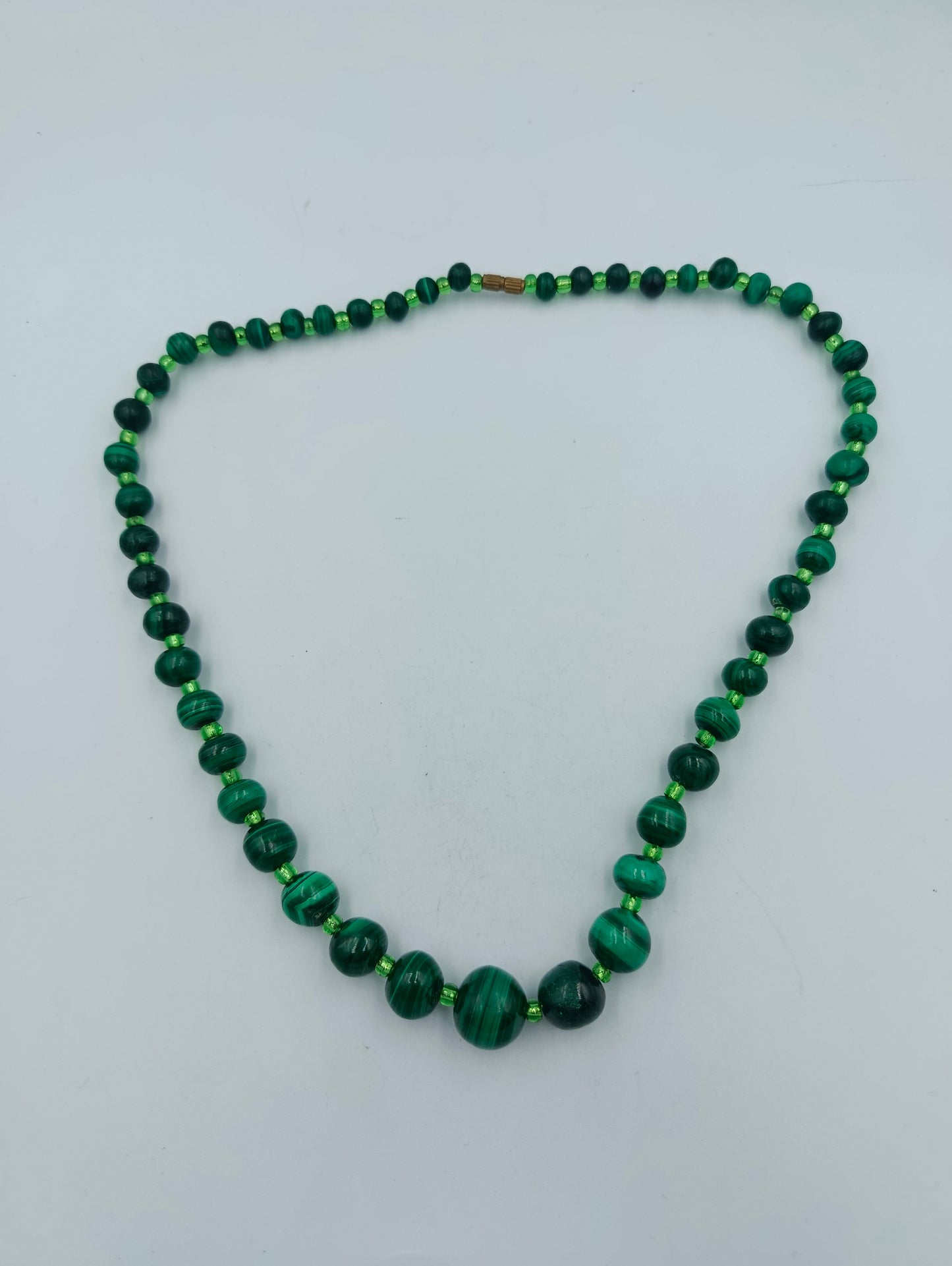 Grüne Perlenkette mit Farbverlauf