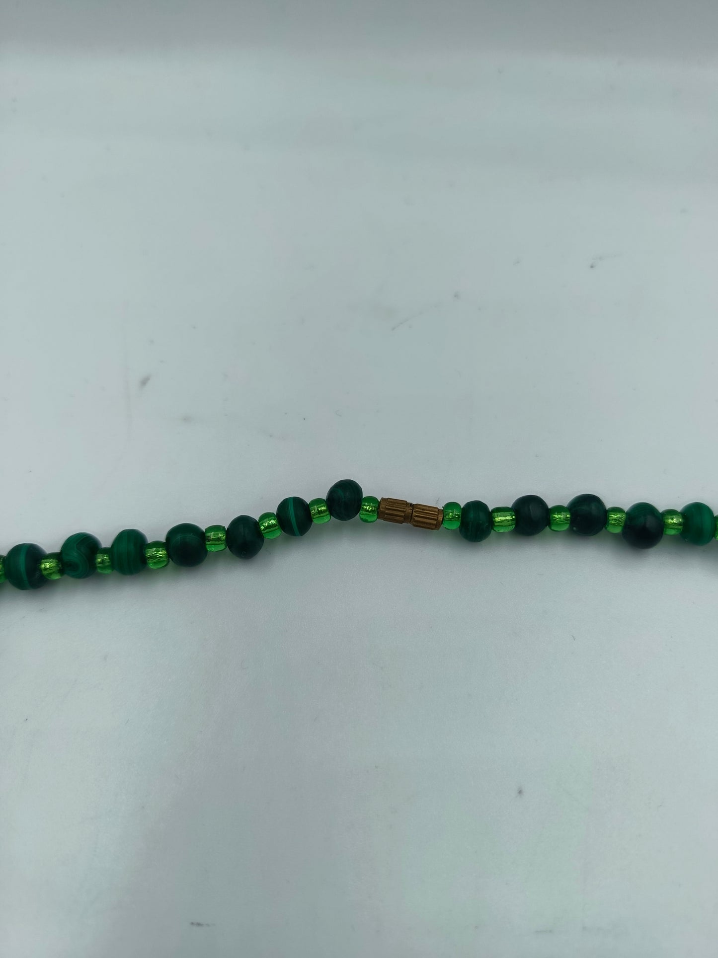 Grüne Perlenkette mit Farbverlauf