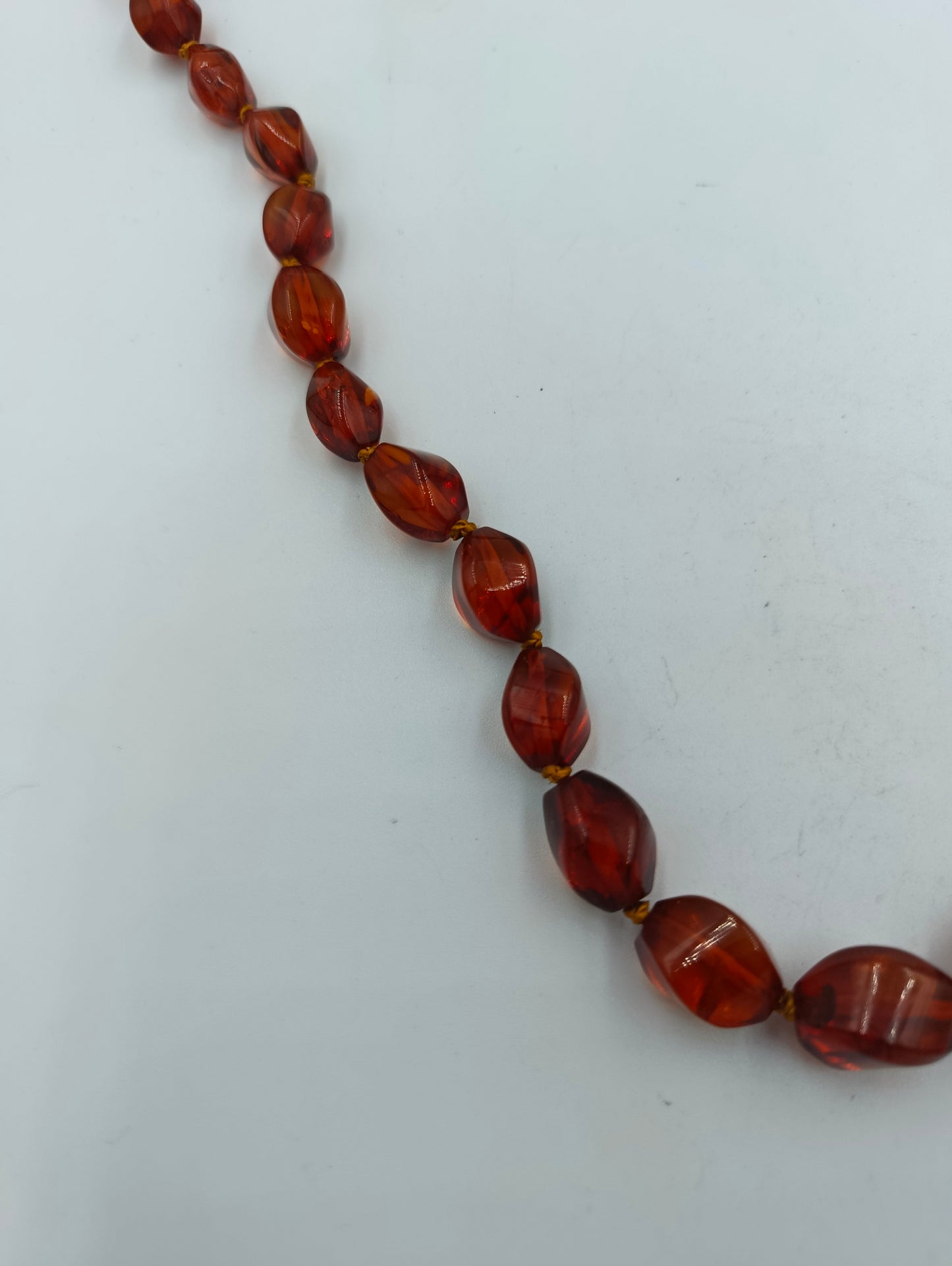 Bernsteinfarbene Perlenkette mit Goldakzenten