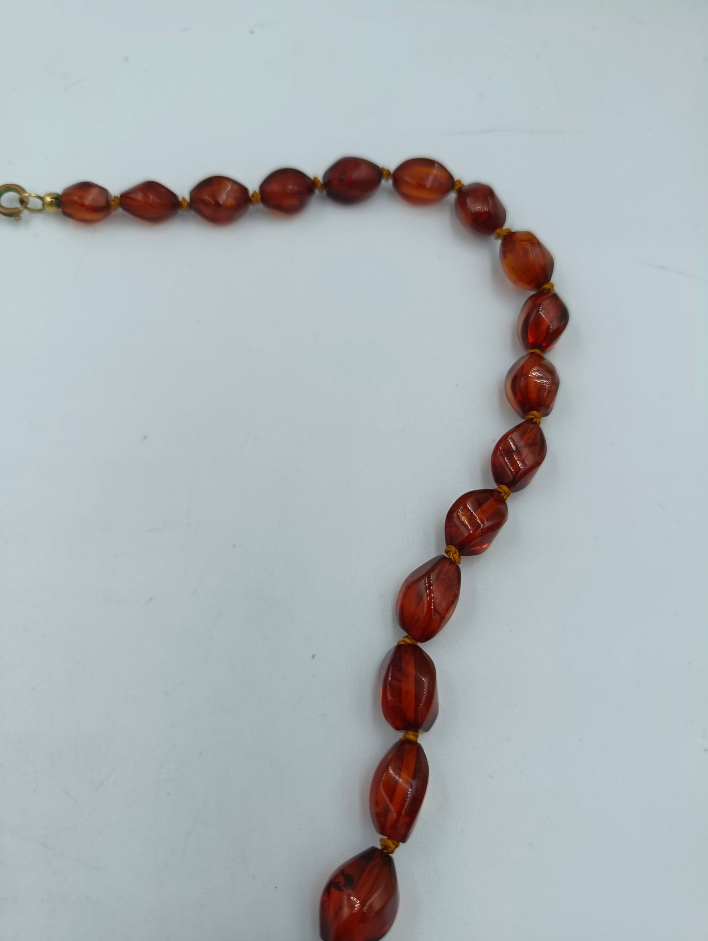 Bernsteinfarbene Perlenkette mit Goldakzenten