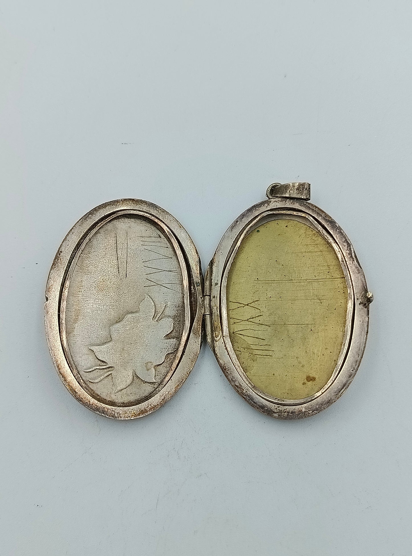 Antiker Alpacca Anhänger mit gelber Rose