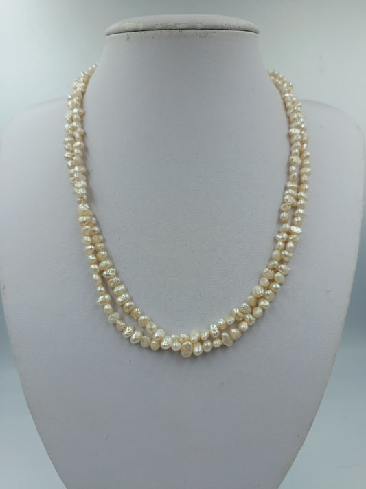 Doppelreihige Süßwasserperlenkette in Cremeweiß