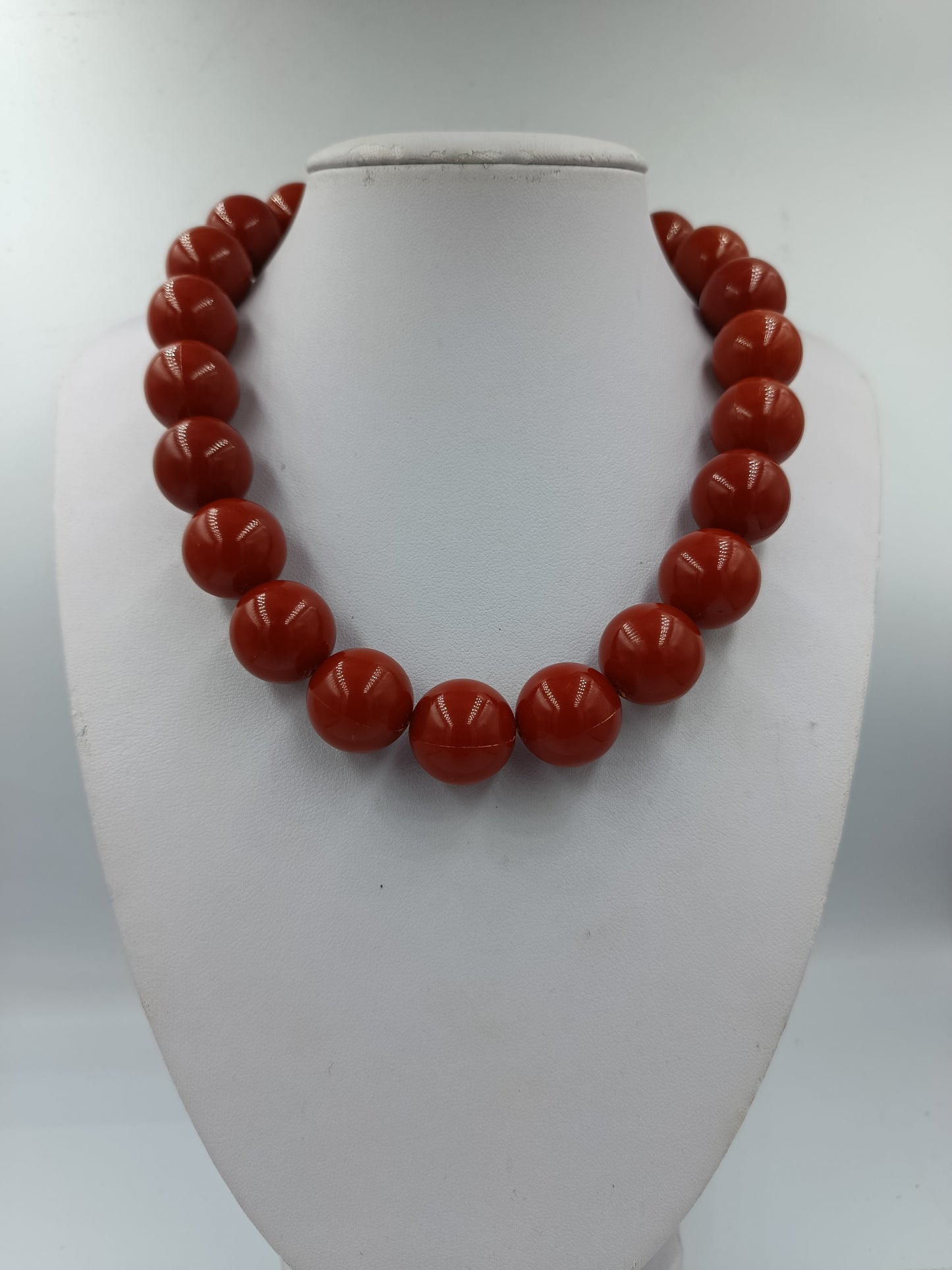Kräftige Korallenkette in kräftigem Rot mit Silberverschluss