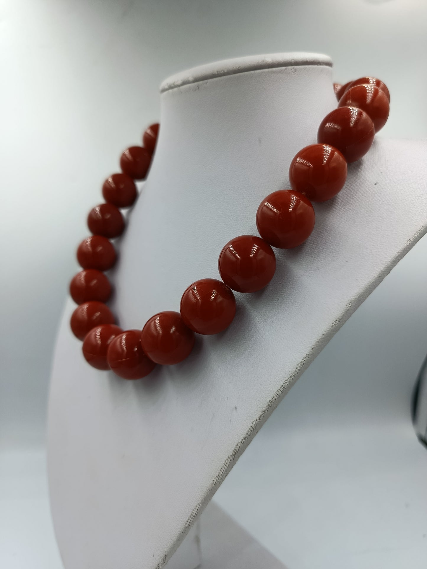 Kräftige Korallenkette in kräftigem Rot mit Silberverschluss