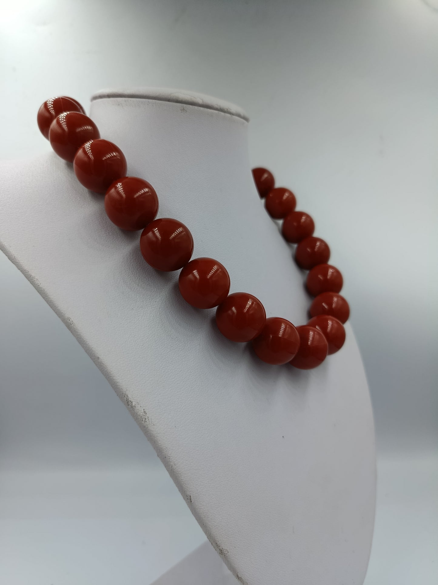 Kräftige Korallenkette in kräftigem Rot mit Silberverschluss