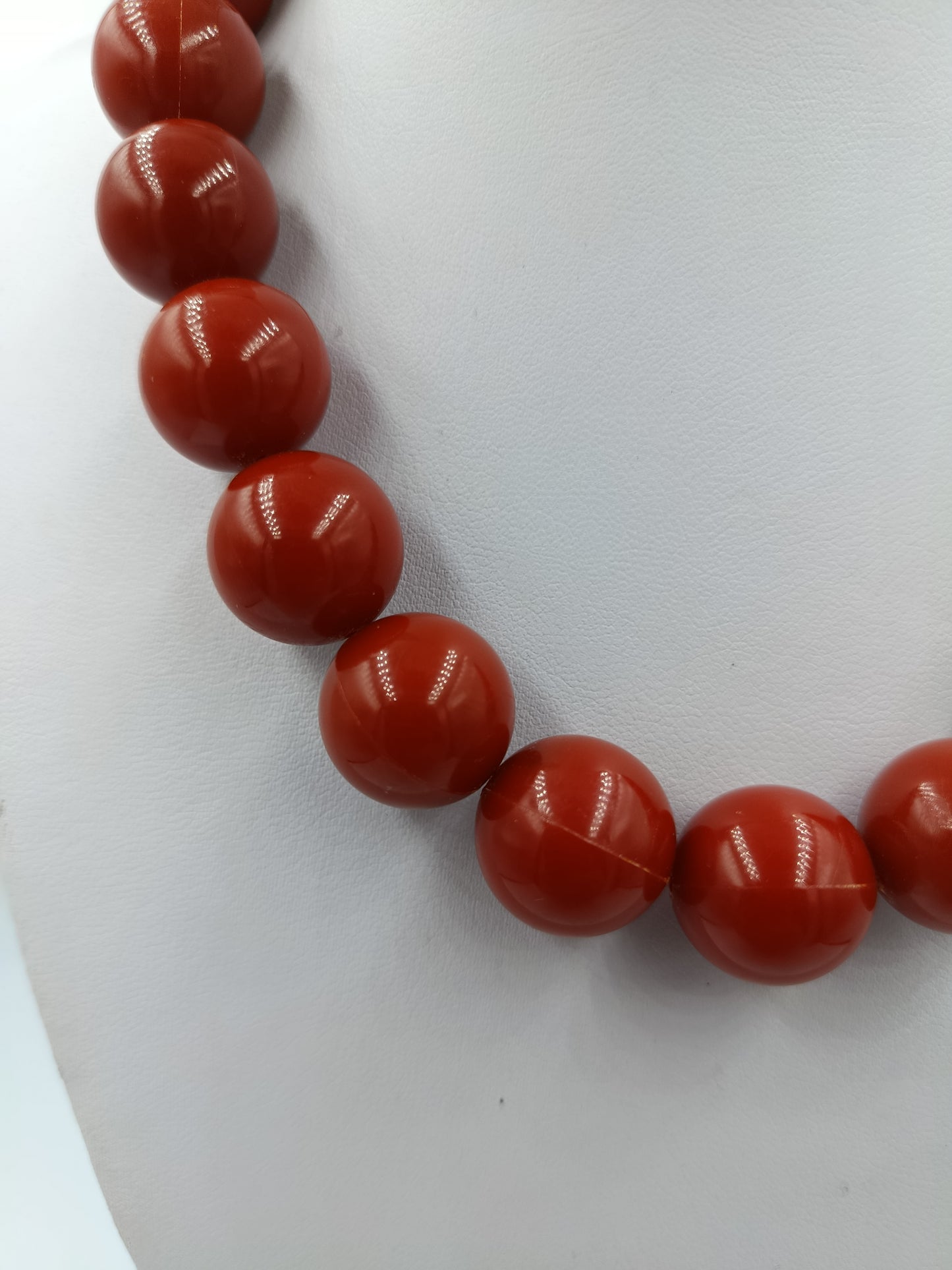 Kräftige Korallenkette in kräftigem Rot mit Silberverschluss