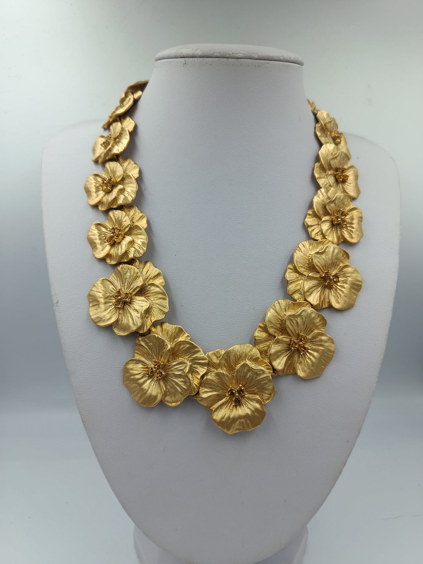 Opulente Statement Kette in Goldblüten Design
