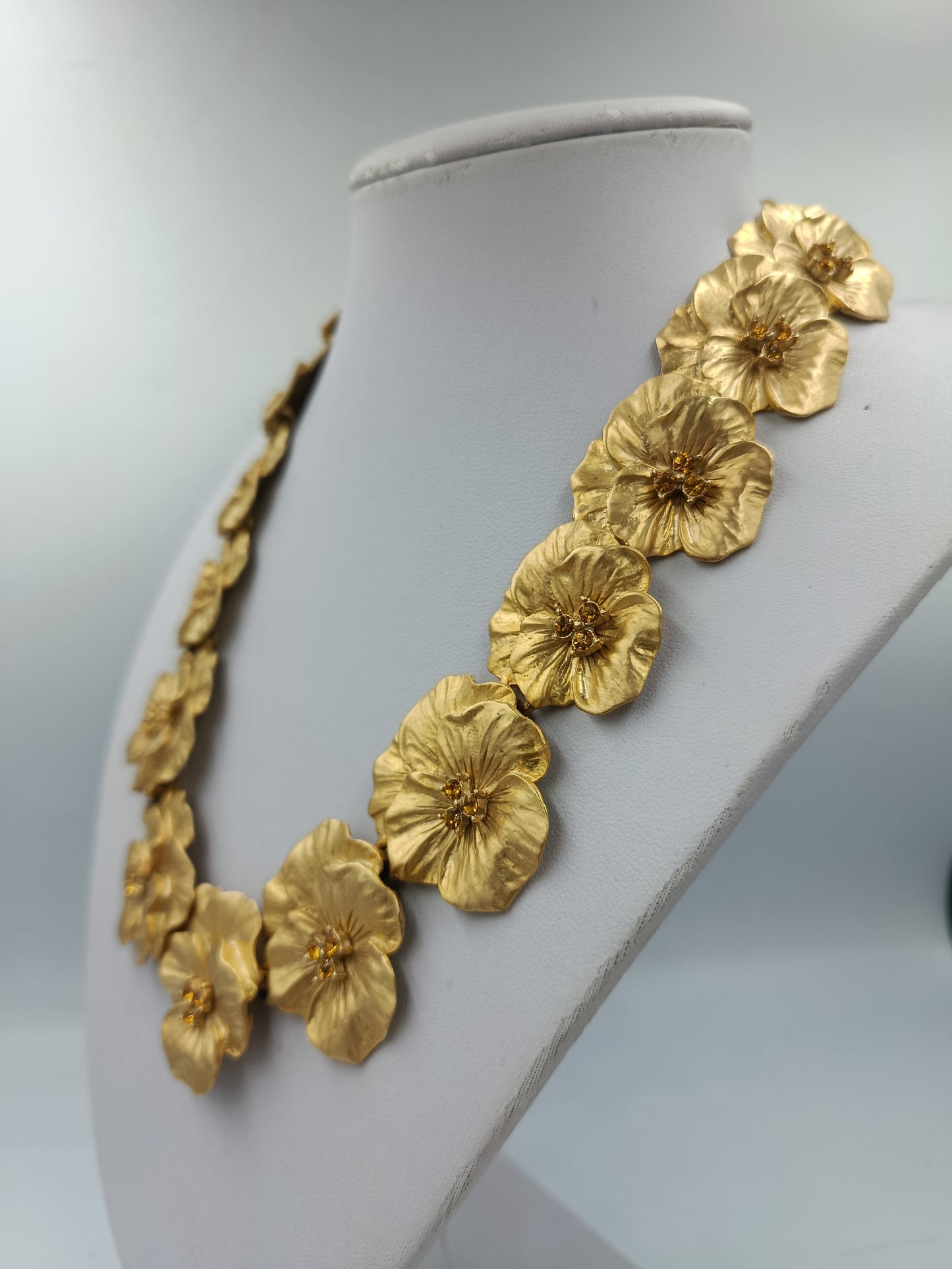 Opulente Statement Kette in Goldblüten Design