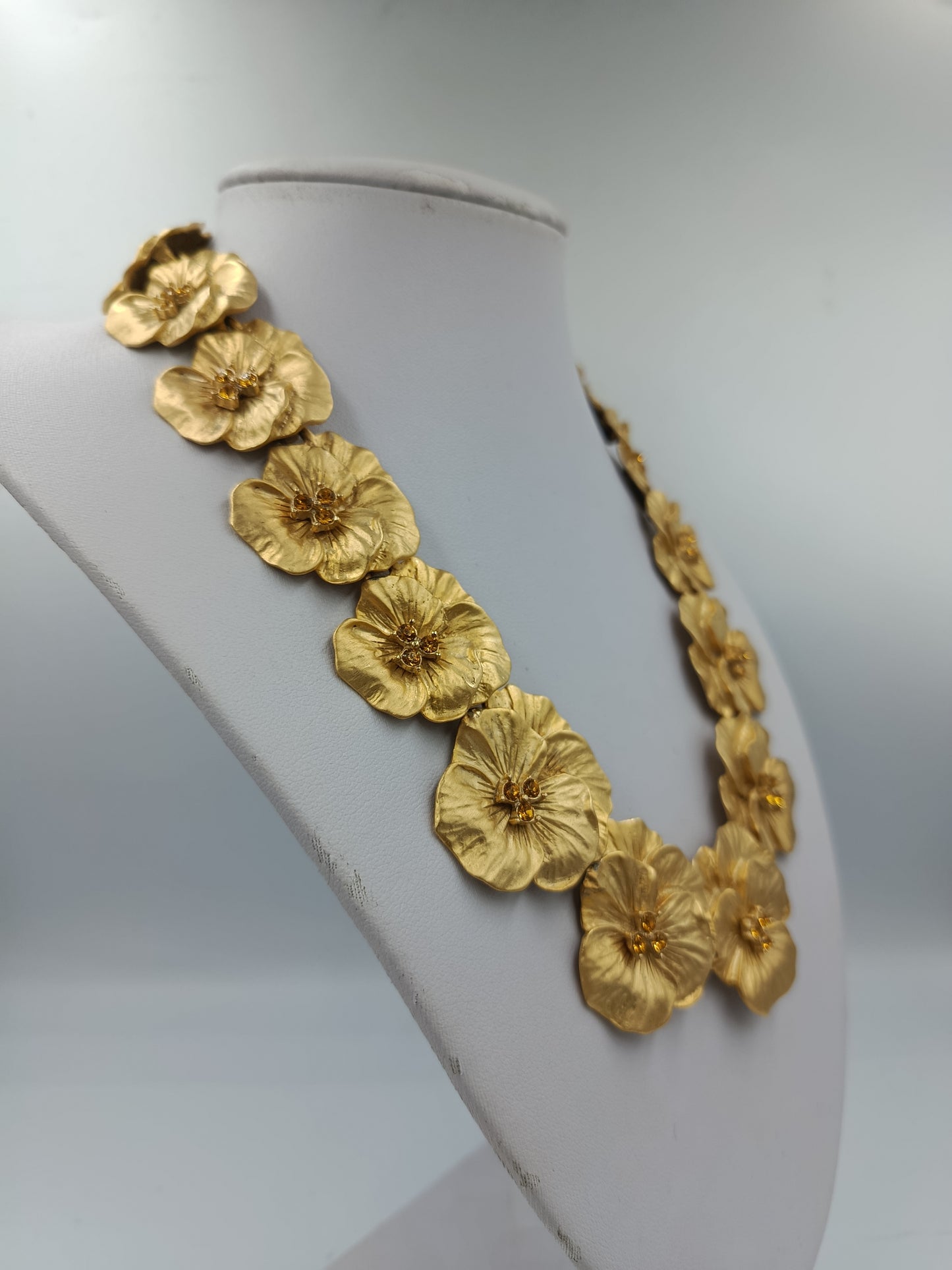 Opulente Statement Kette in Goldblüten Design
