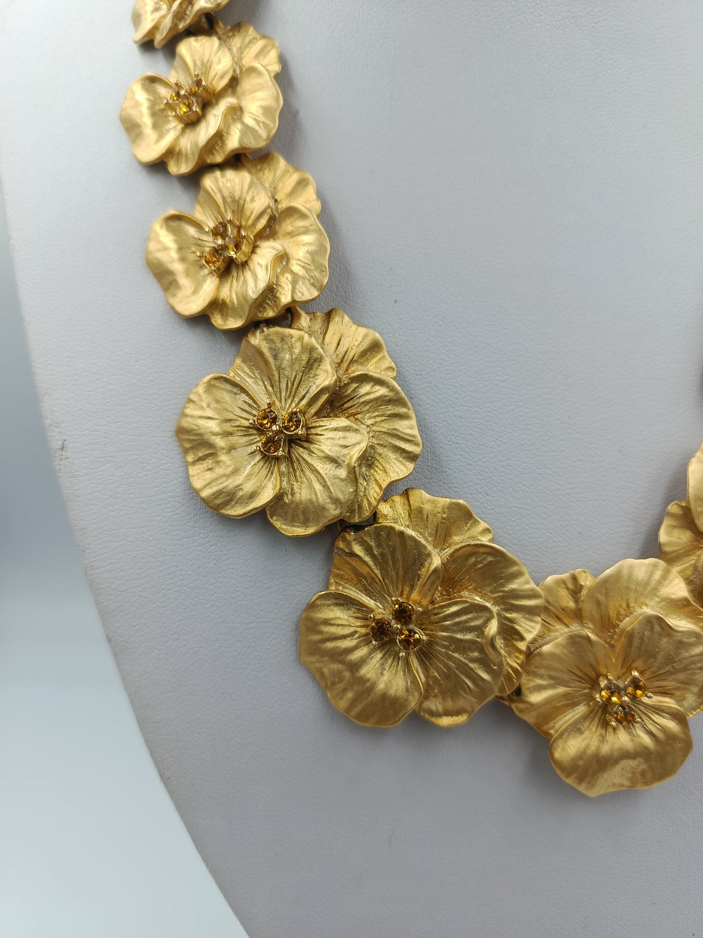 Opulente Statement Kette in Goldblüten Design
