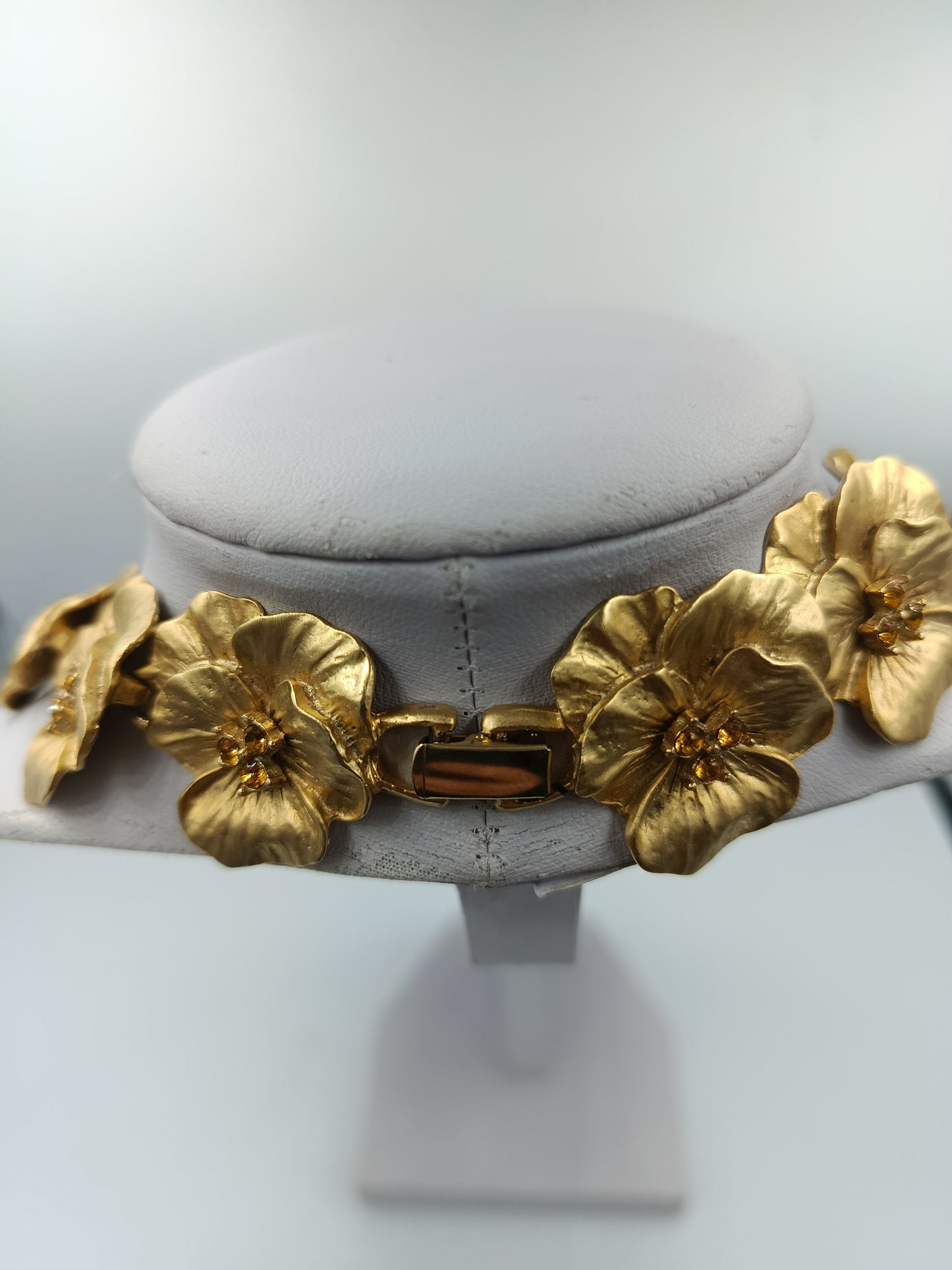 Opulente Statement Kette in Goldblüten Design