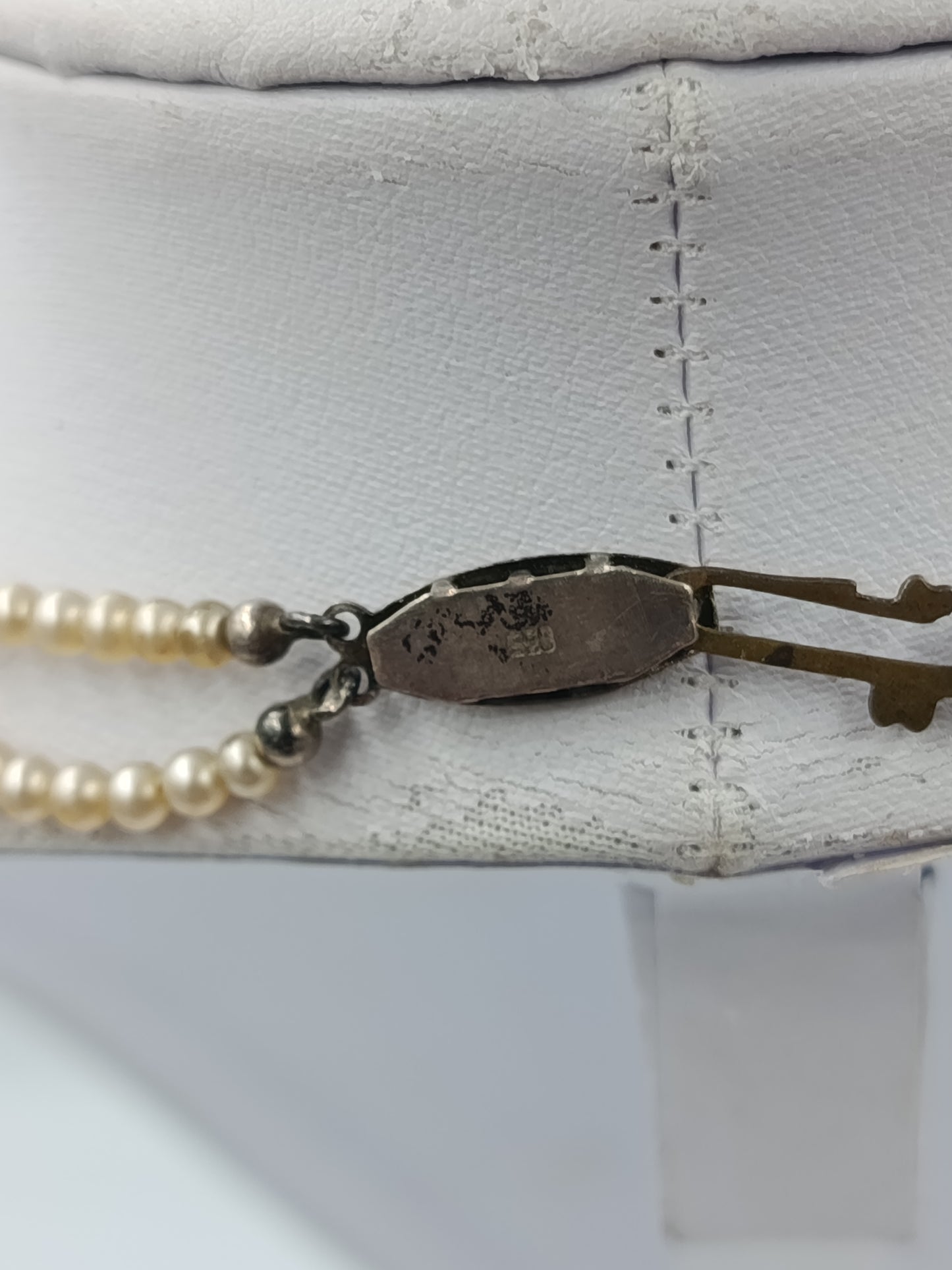 Elegante zweireihige Perlenkette mit 835 Silberverschluss