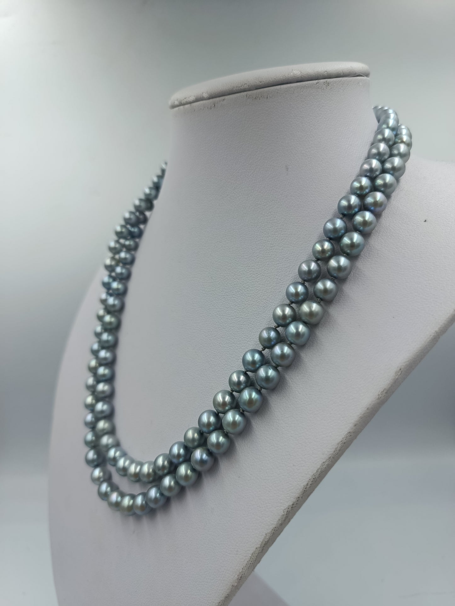 Zweireihige graue Perlenkette mit elegantem Glanz