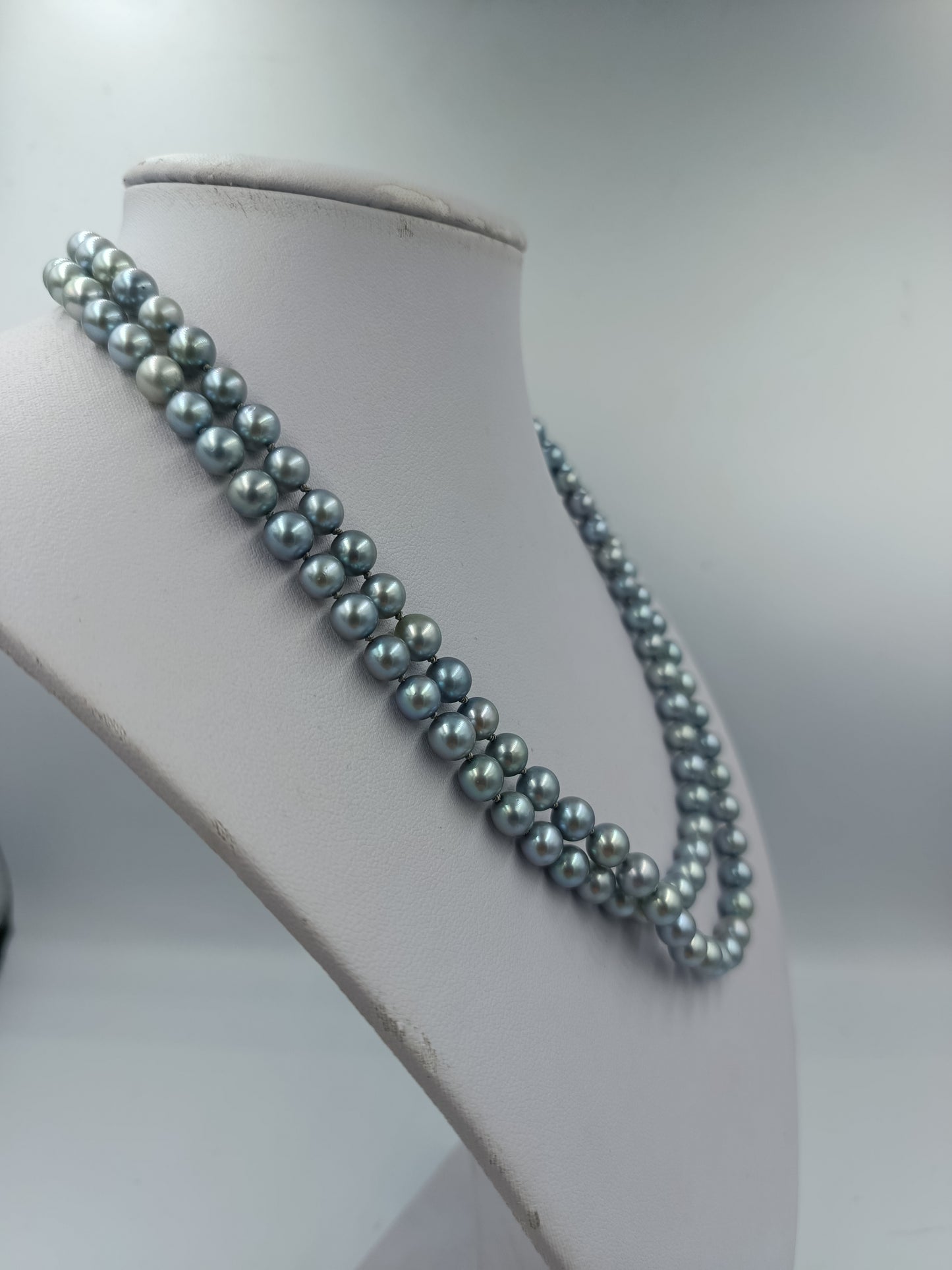 Zweireihige graue Perlenkette mit elegantem Glanz