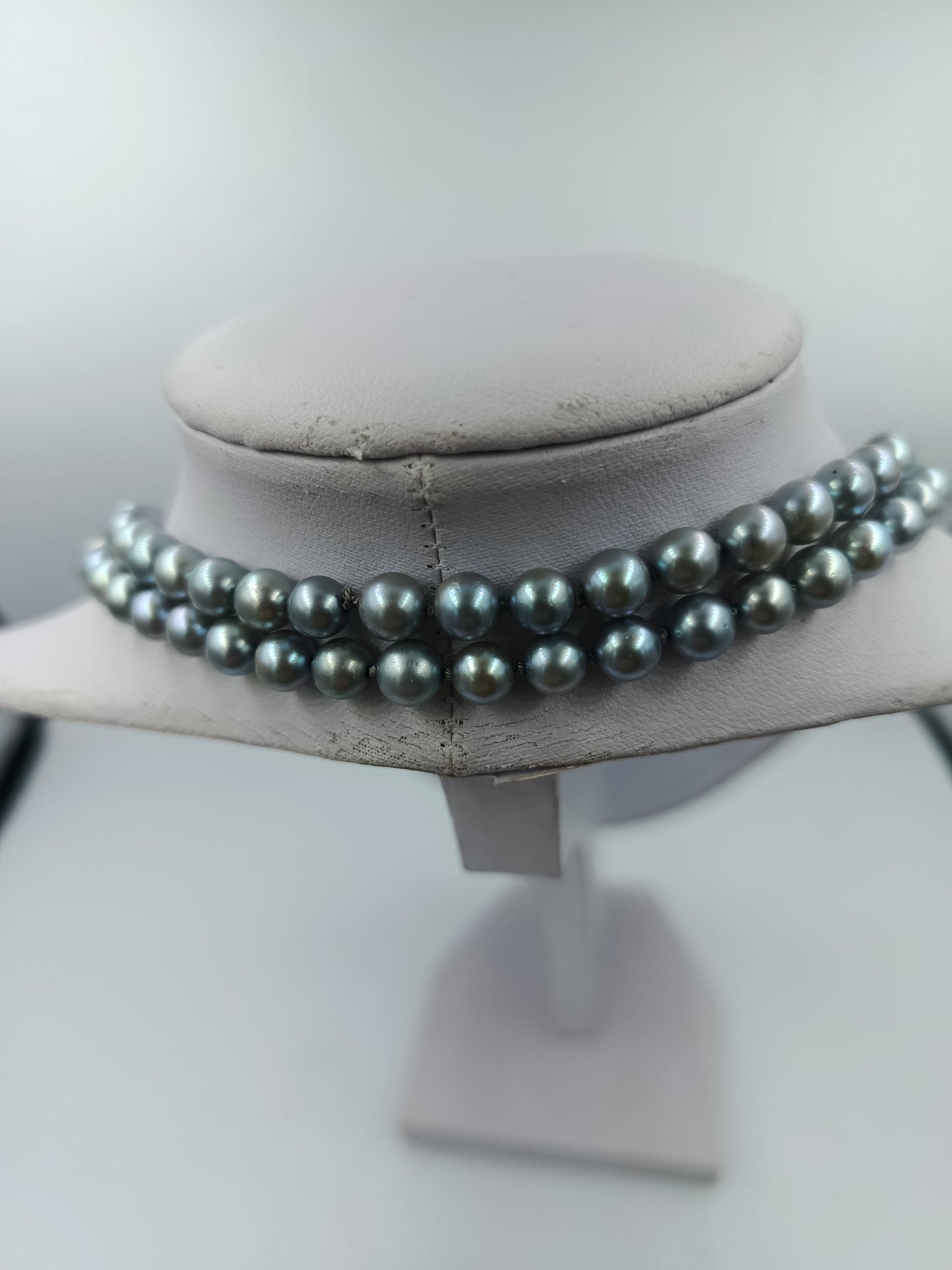 Zweireihige graue Perlenkette mit elegantem Glanz