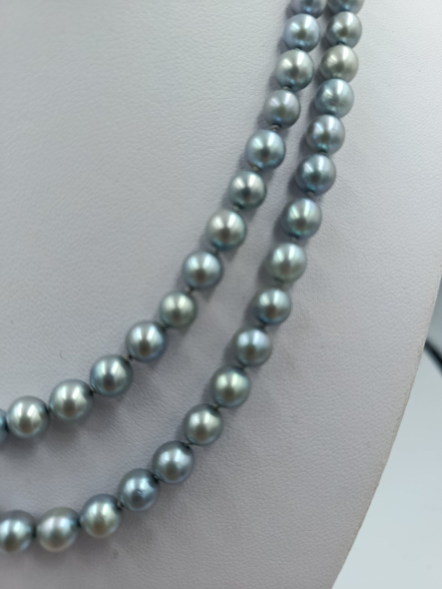 Zweireihige graue Perlenkette mit elegantem Glanz