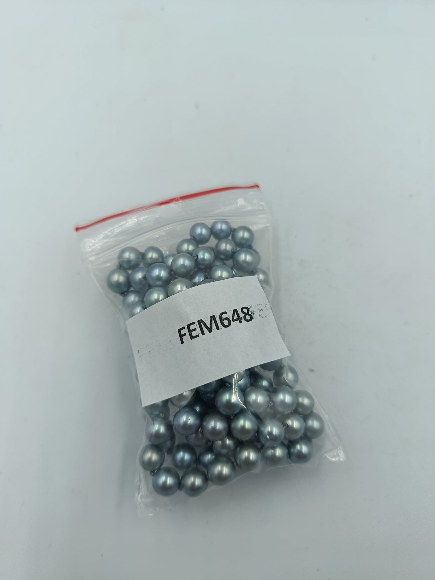 Zweireihige graue Perlenkette mit elegantem Glanz