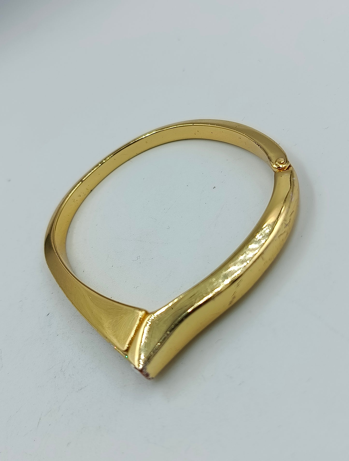 Vergoldeter Armreif mit klaren Kristallen im modernen Design