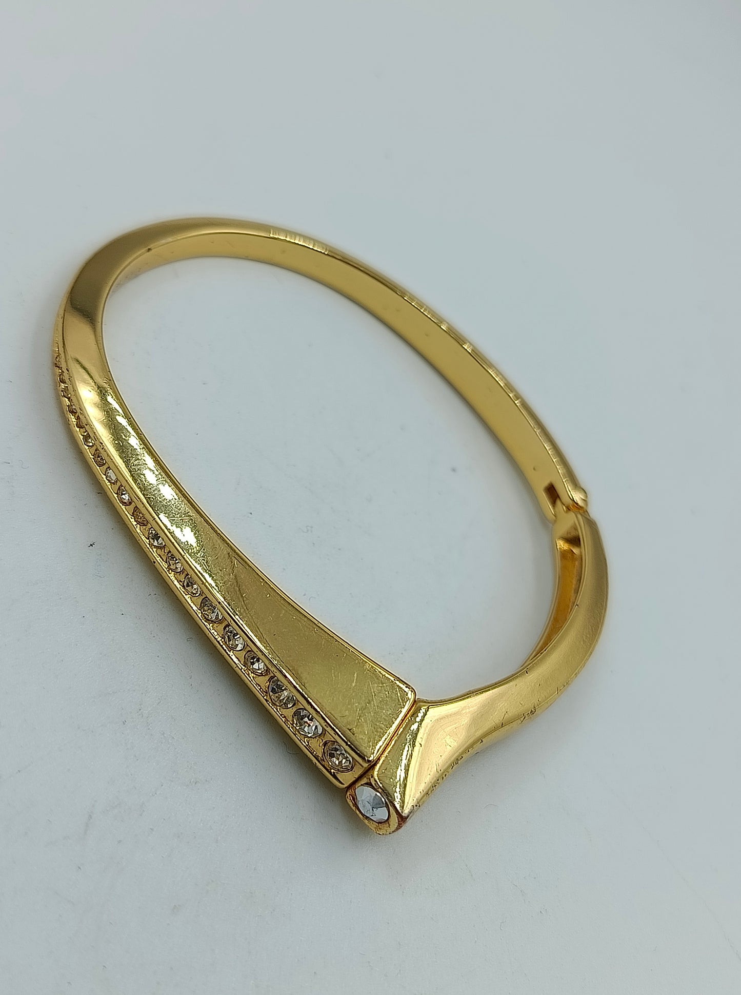 Vergoldeter Armreif mit klaren Kristallen im modernen Design