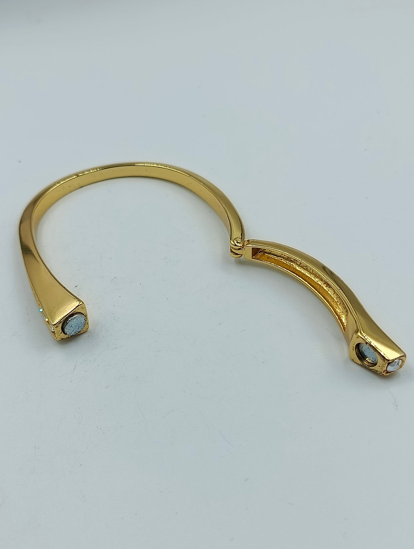 Vergoldeter Armreif mit klaren Kristallen im modernen Design