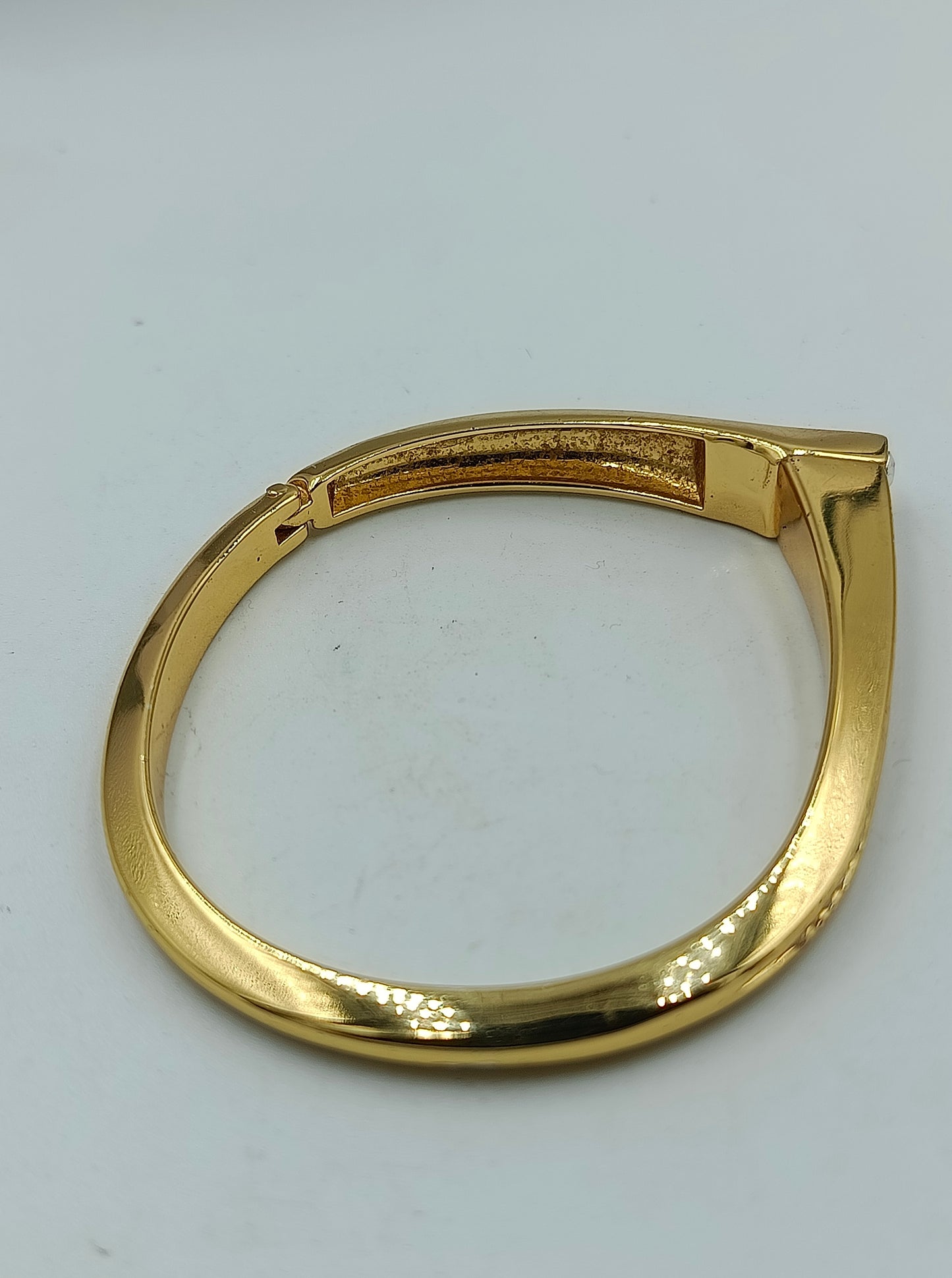 Vergoldeter Armreif mit klaren Kristallen im modernen Design