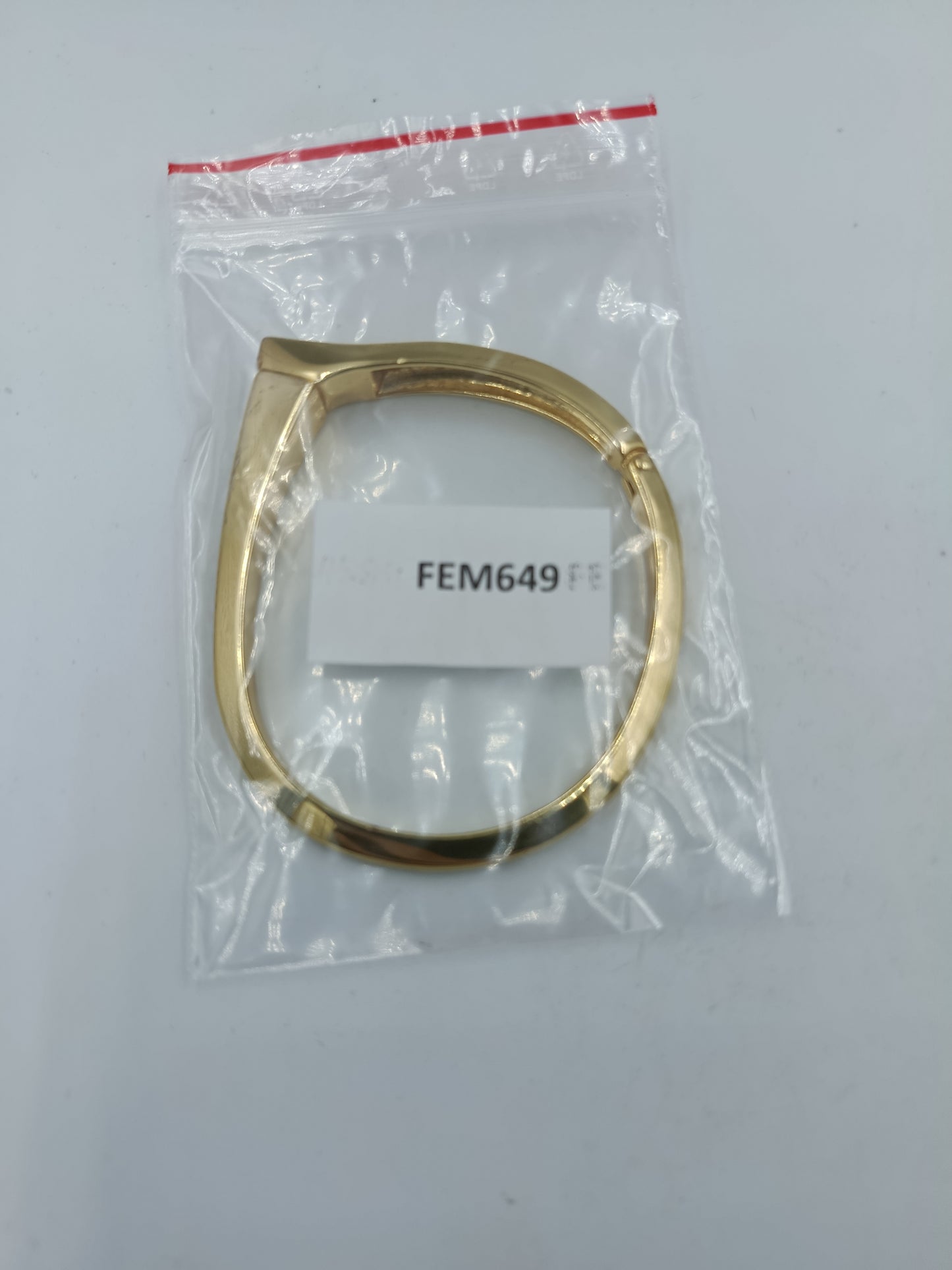 Vergoldeter Armreif mit klaren Kristallen im modernen Design