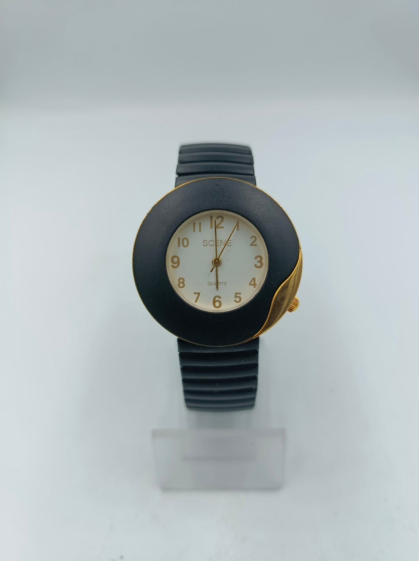 Scene Armbanduhr Schwarz Gold Rundes Design Elastisch