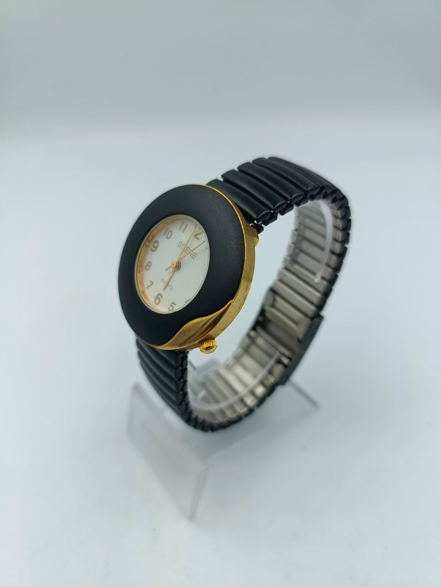 Scene Armbanduhr Schwarz Gold Rundes Design Elastisch