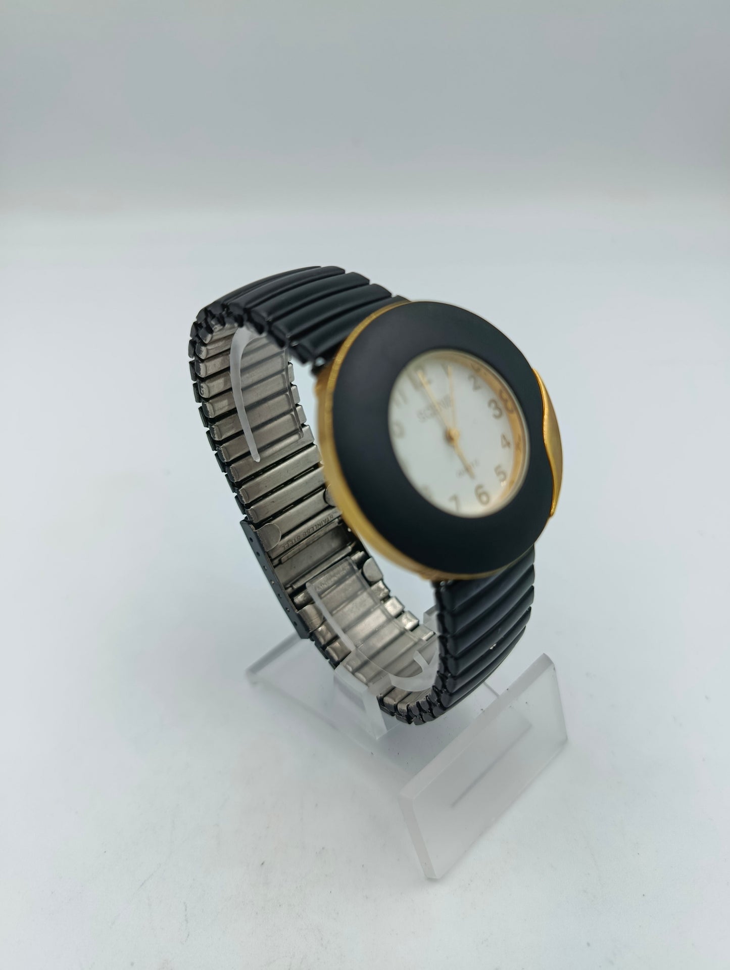 Scene Armbanduhr Schwarz Gold Rundes Design Elastisch